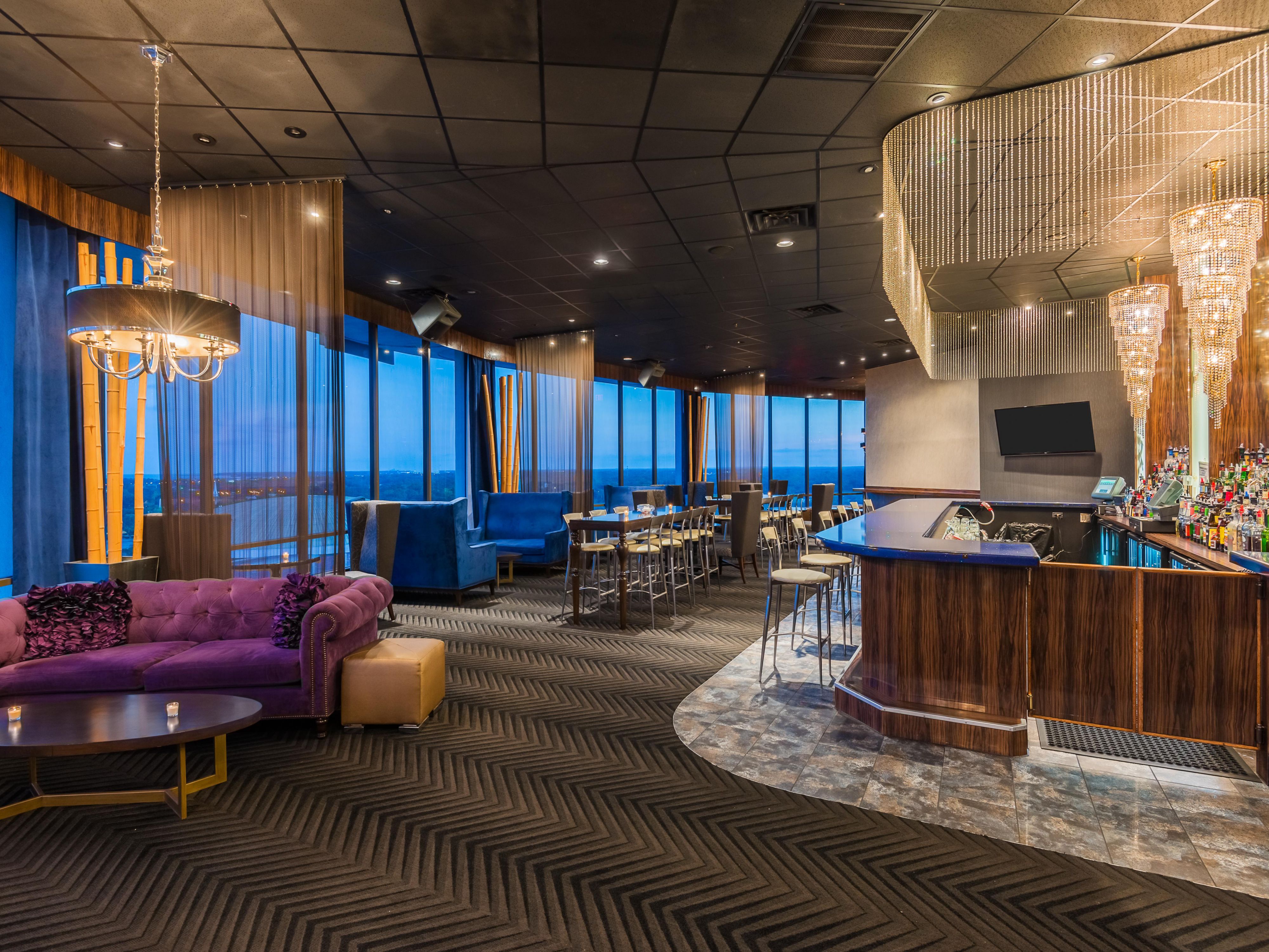 تواصل مع حزمة NYE الخاصة بنا 2026. استمتع بنخب الشمبانيا مجاناً في منتصف الليل إيقاعات الدي جي الحية ووجبة إفطار لذيذة في يوم نيويورك لشخصين. احتفل من 3مساءً إلى 1صباحًا مع قائمة الطعام اللذيذة في البار. يجب أن يكون عمره 21 أو أكبر ليتمكن من انضم إلى المرح. هتاف ليلة لا تنسى.
