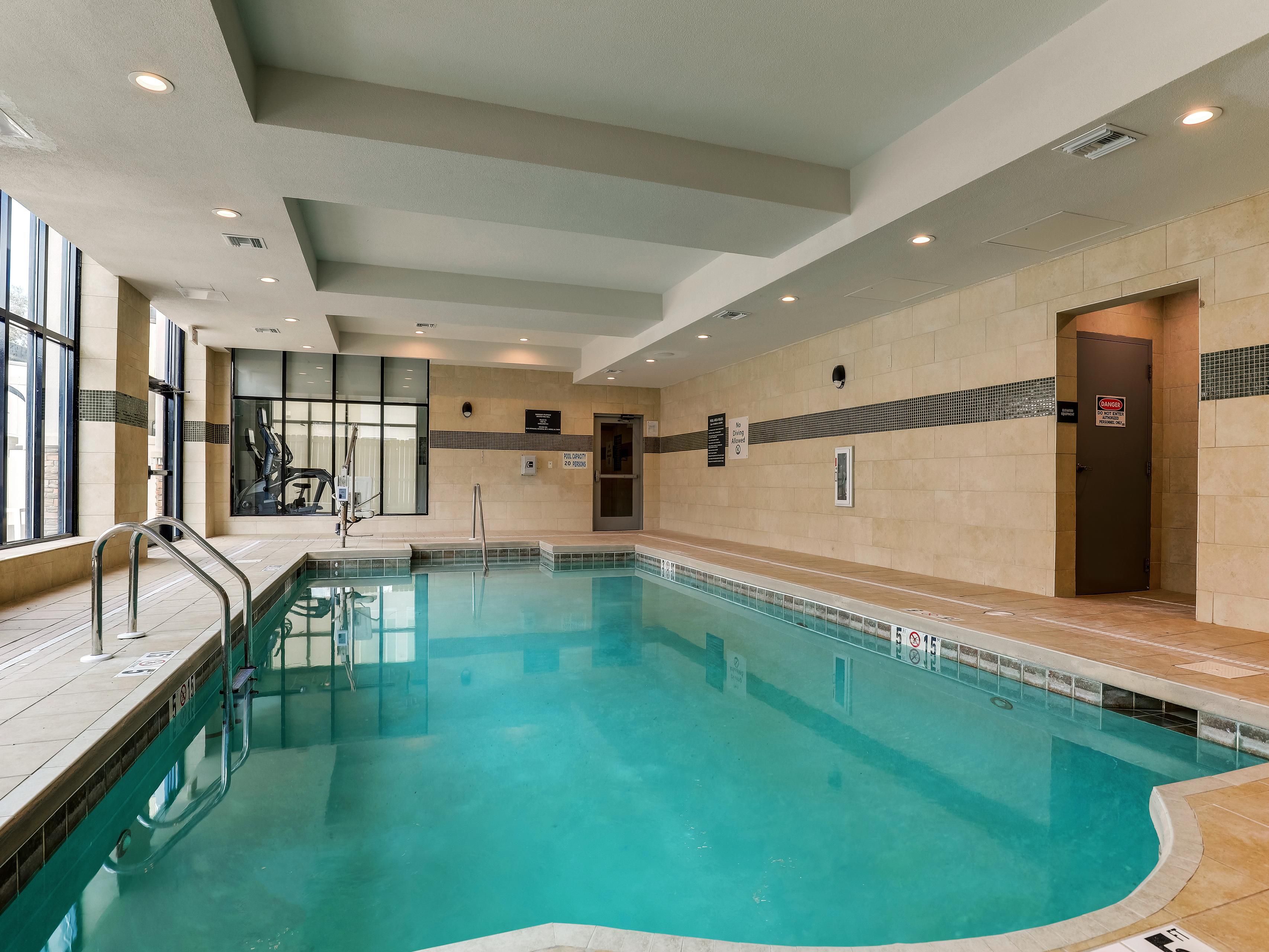 실내 수영장에서 휴식을 취해 보세요