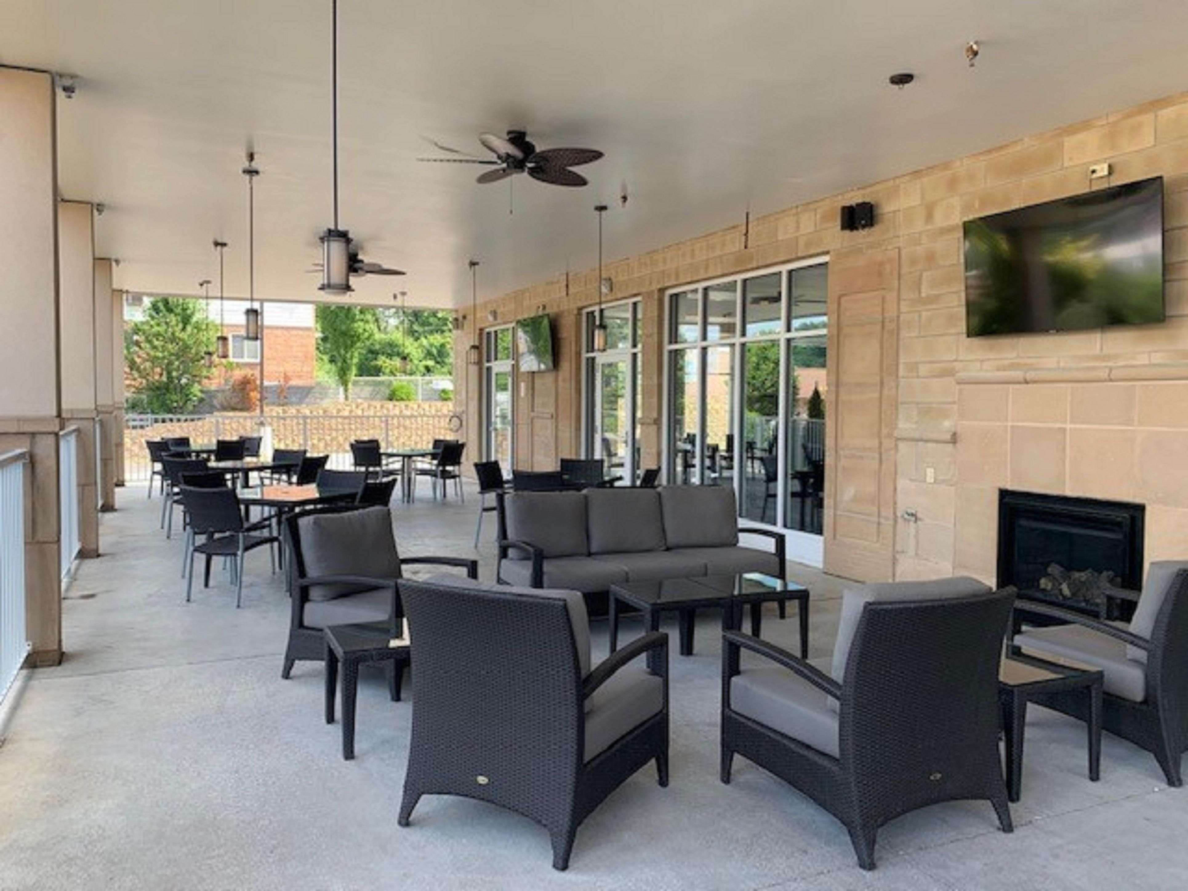 We offer indoor and outdoor seating with large, full-service restaurant and bar that offers award winning BBQ and much more.  Open for breakfast, lunch and dinner. A good time is always to be found at Smokin J's Rib and Brewhouse!
Located on the edge of the West Virginia University campus, and local hospitals.