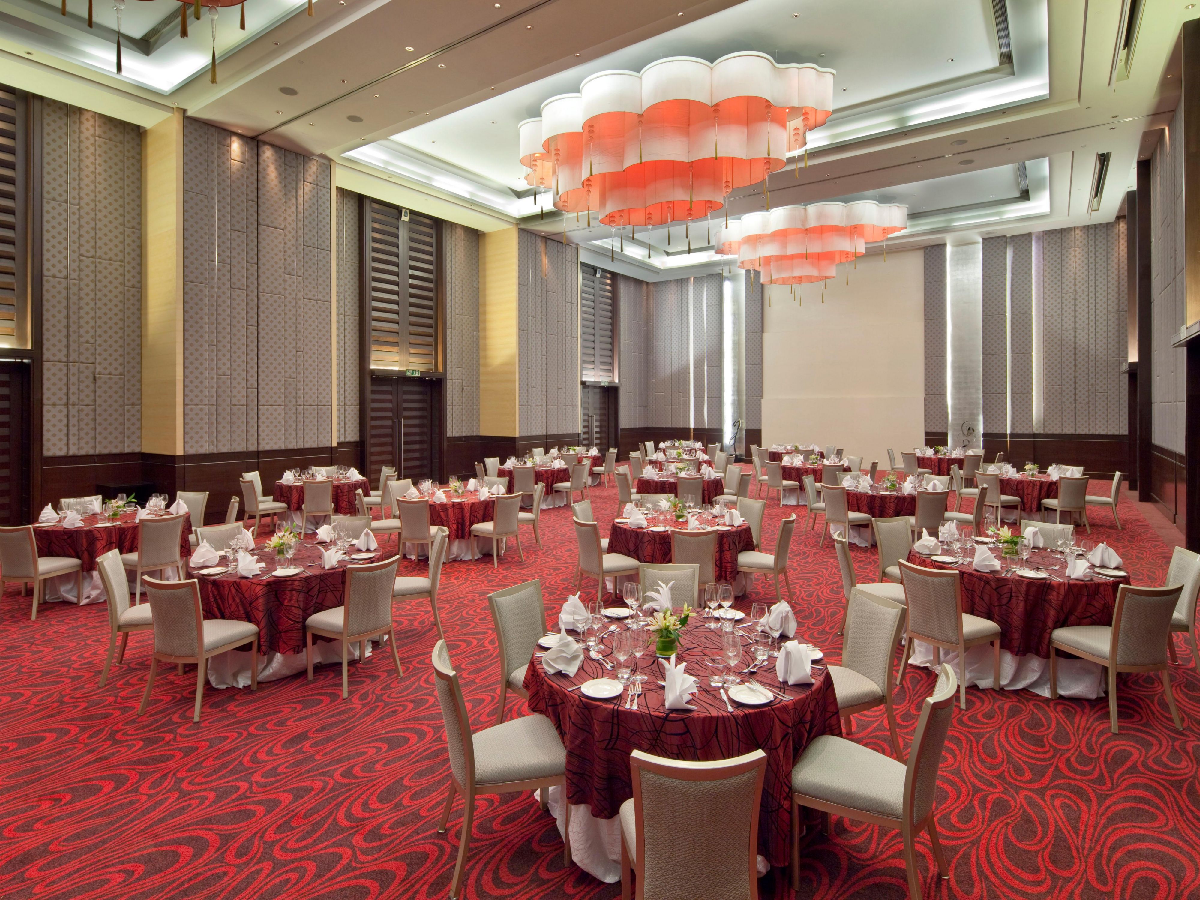 The spacious grand ballroom 4000 sq.feet with 22 feet height can cater to 700 guests for special fuctions like: reception, wedding, mehendi and sangeet, engagement ceremony, social functions and cocktail parties. State-of-the art amenities, a customized menu and a plethora of decor options await you at Holiday Inn Mumbai