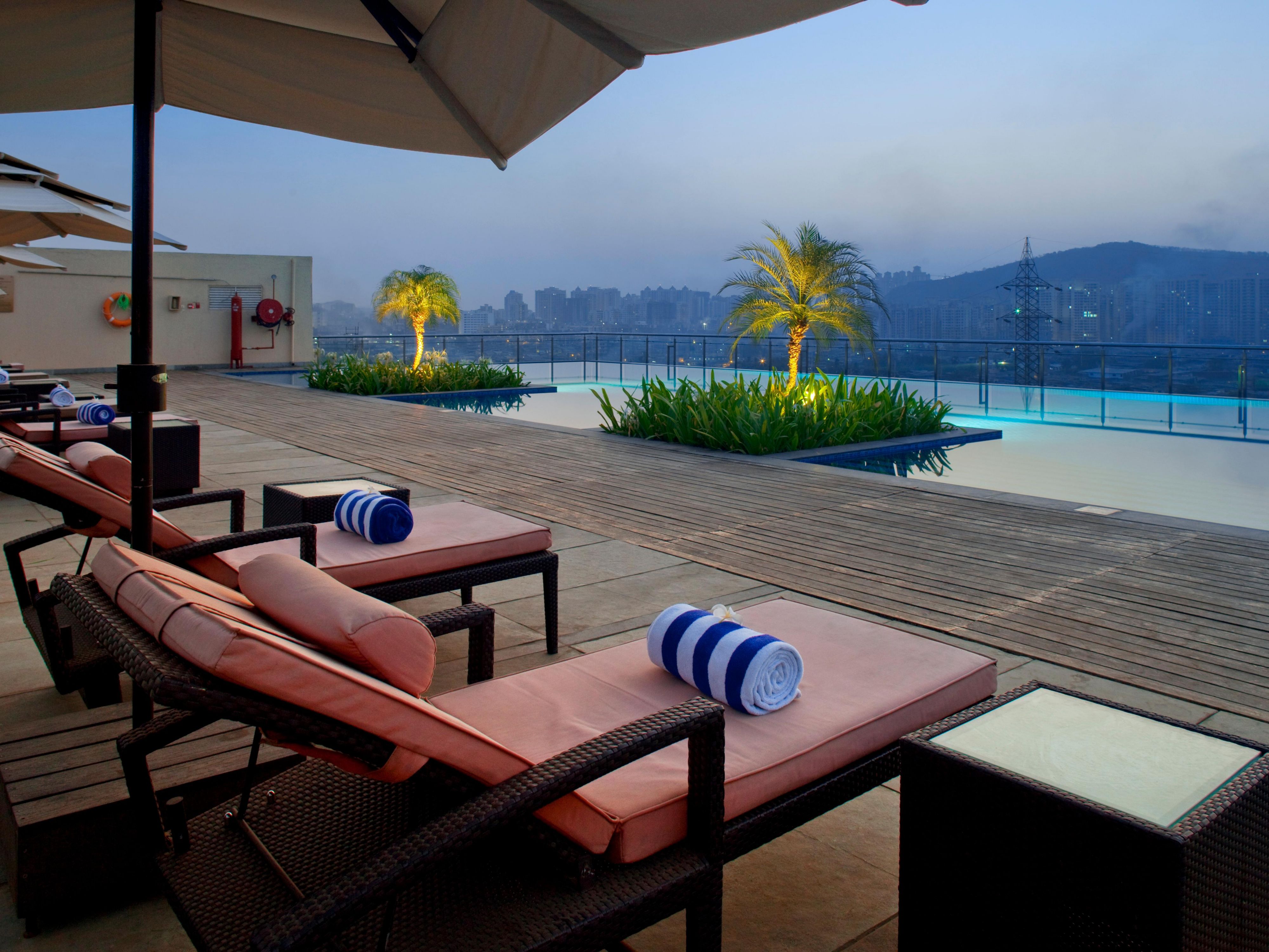 The Rooftop Infinity Swimming pool at Holiday Inn Mumbai offers a wonderful view of the Mumbai skyline with planes jetting off in the background. Enjoy the endless expanse of blue waters under the sky along with your family. The best place for your kids to relax and enjoy we also have a lifeguard facility to keep an eye on your little ones. 