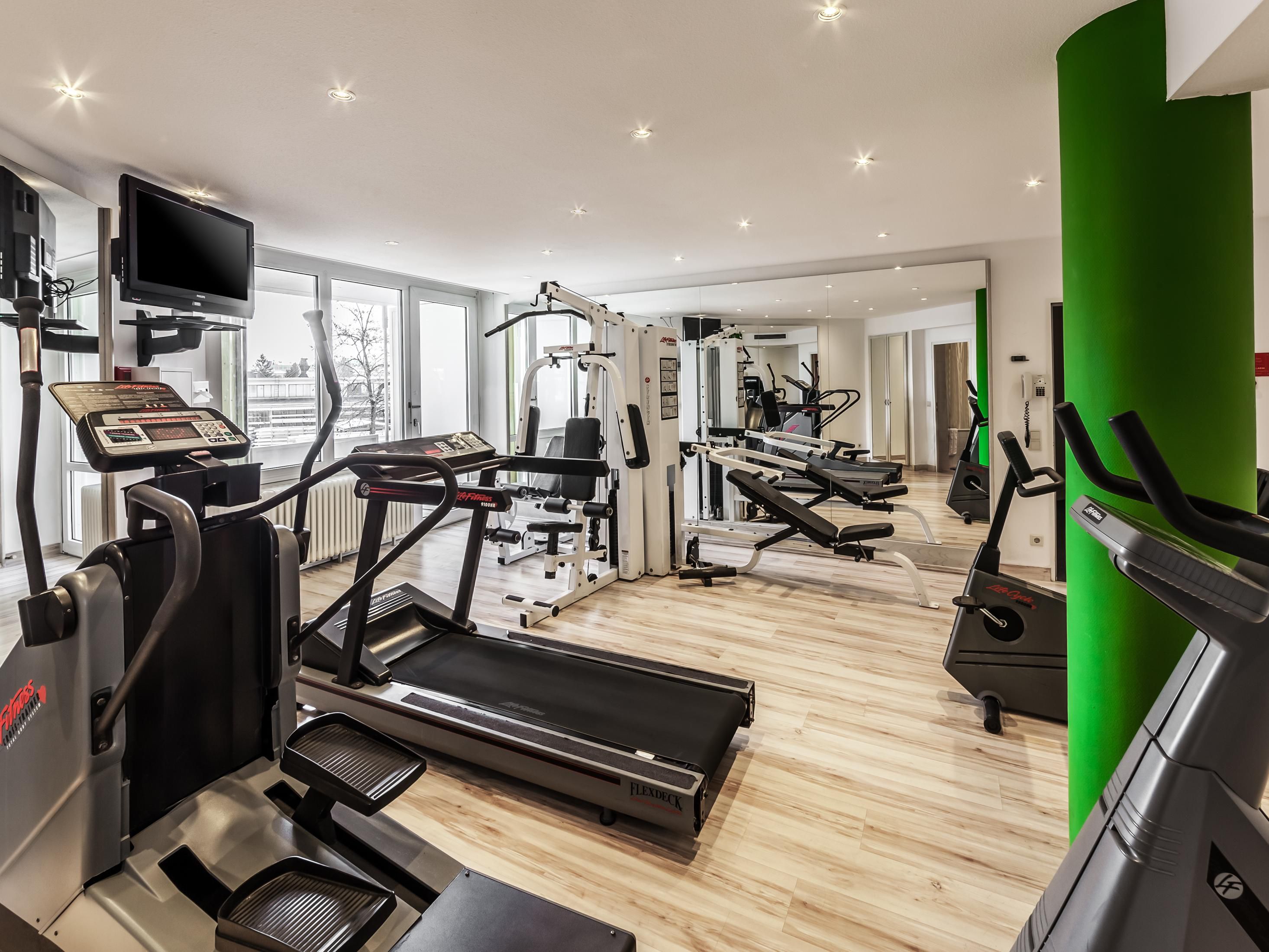 At Holiday Inn Munich—South, enjoy a hassle-free stay with top amenities including a sauna, beer garden, and game area. Host meetings at our flexible spaces, stay active in the fitness centre, or head outside to our large garden for an outdoor yoga session. We also offer secure parking and complimentary Wi-Fi.