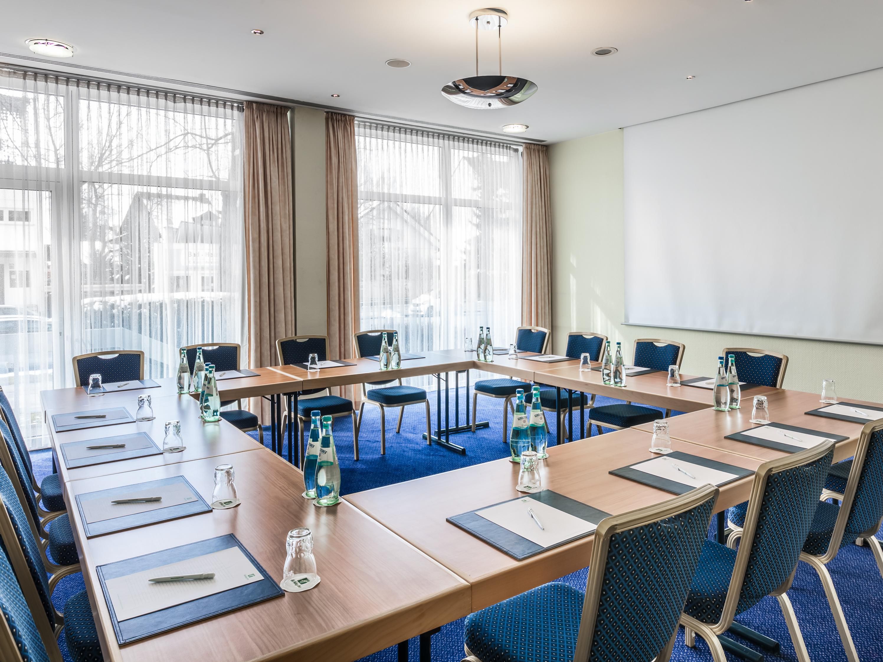 Unlock the ideal venue for your gatherings at our HI Munich South boasting 11 versatile meeting rooms. Accommodating up to 320 guests, our spaces are tailored for events of all sizes. From intimate meetings to grand gatherings, find the perfect setting for your next memorable occasion.