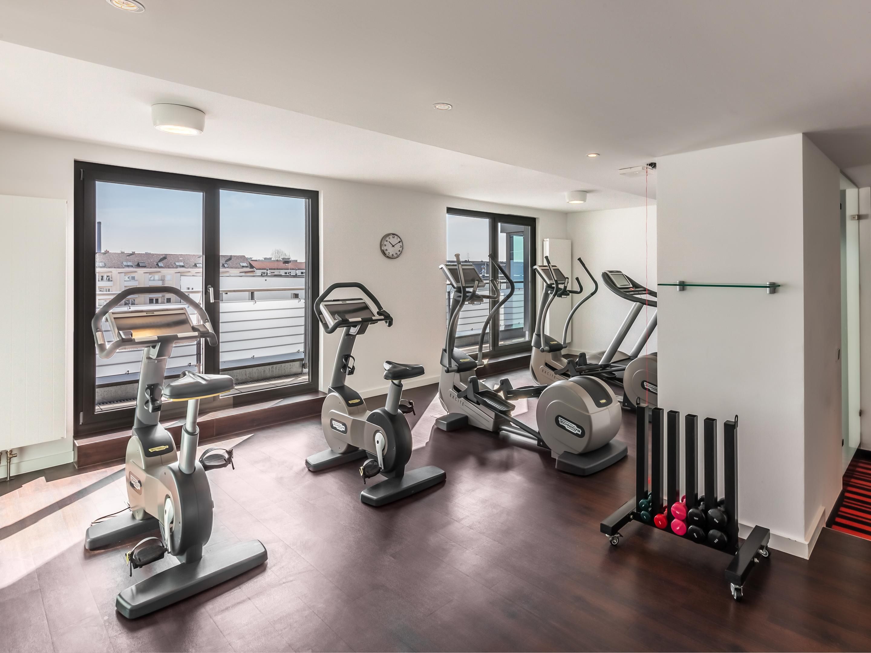 Una sala fitness in loco con macchine cardio e pesi.