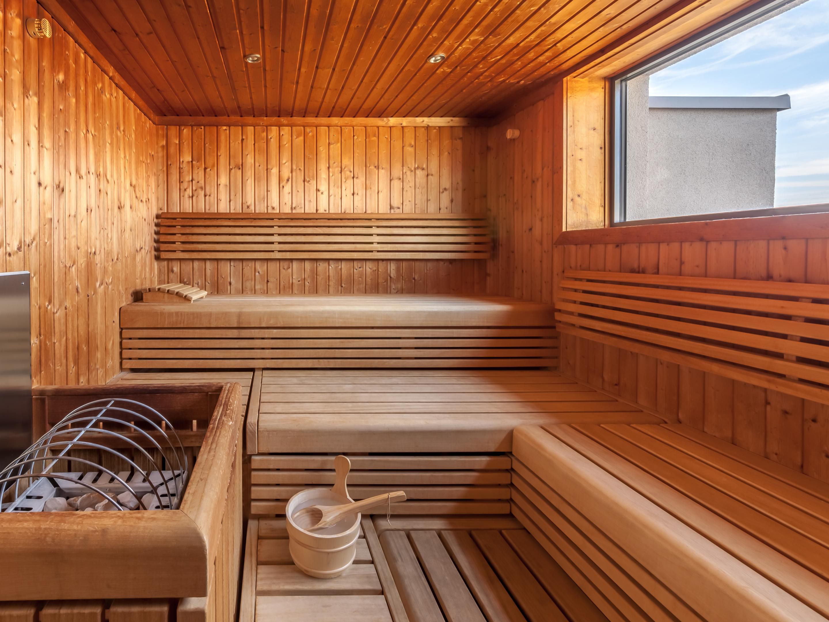 피트니스 및 웰니스 시설의 일부인 고급 사우나.