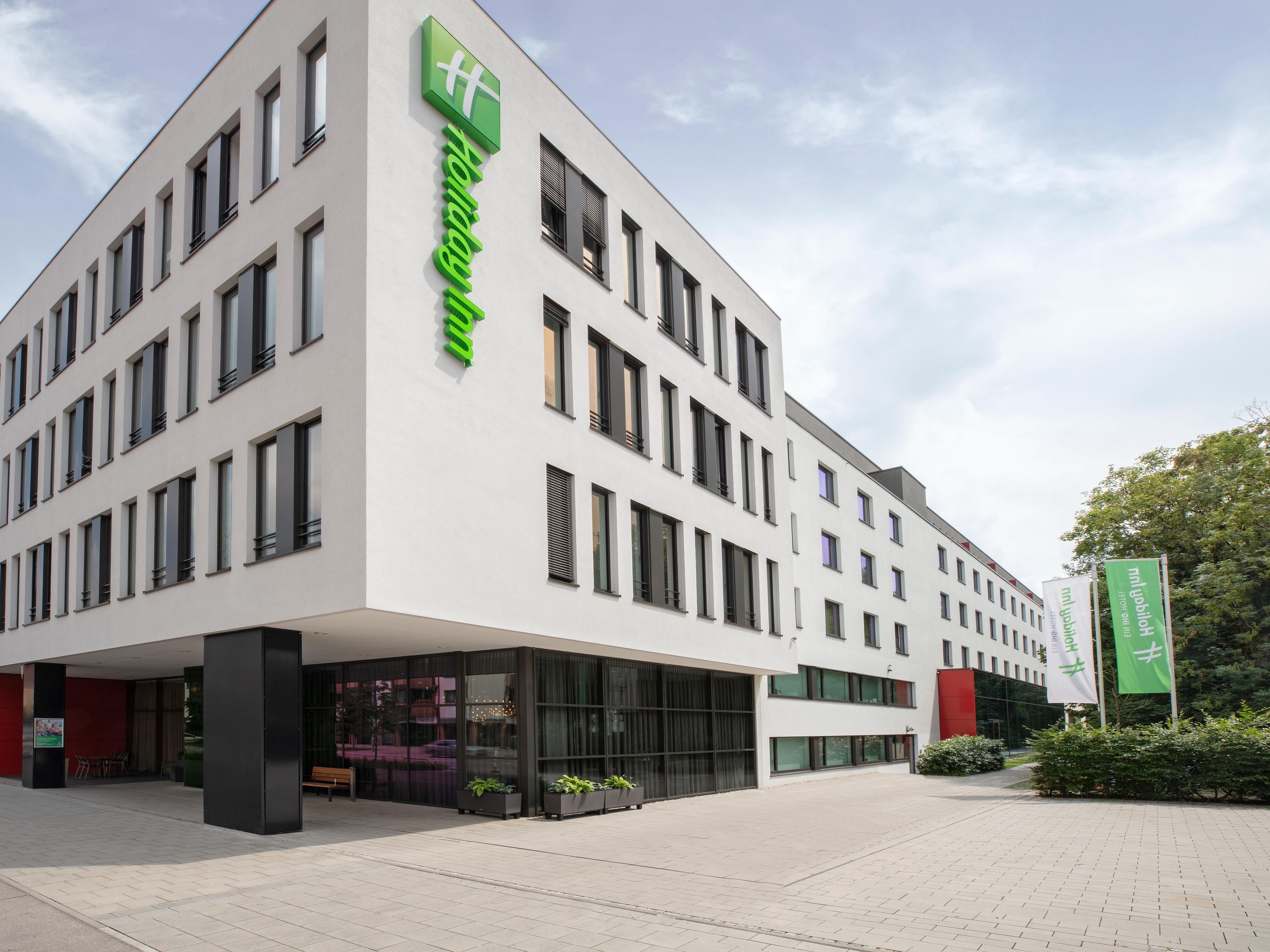 Holiday Inn Munich - Westpark facade with on-site parking