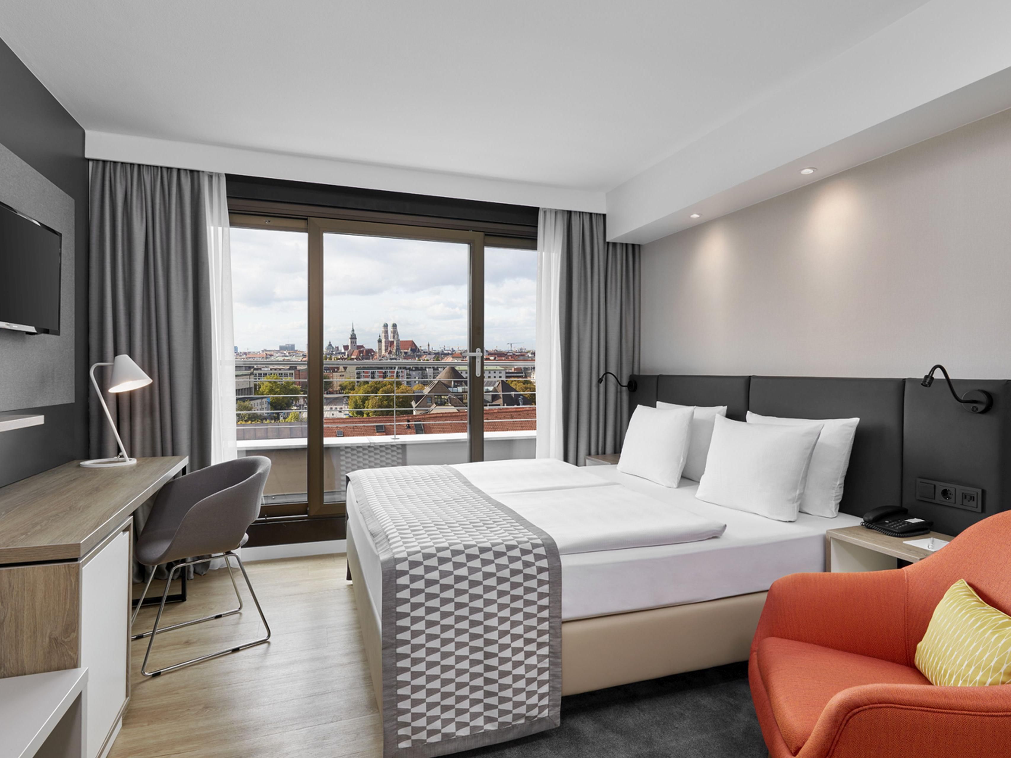 Wir erstrahlen in neuer Pracht. Unser Hotel wurde einer Schönheitsbehandlung unterzogen und ist jetzt frischer, stilvoller und moderner. 450 unserer Gästezimmer wurden mit dem neuen Holiday Inn Design fertiggestellt.
