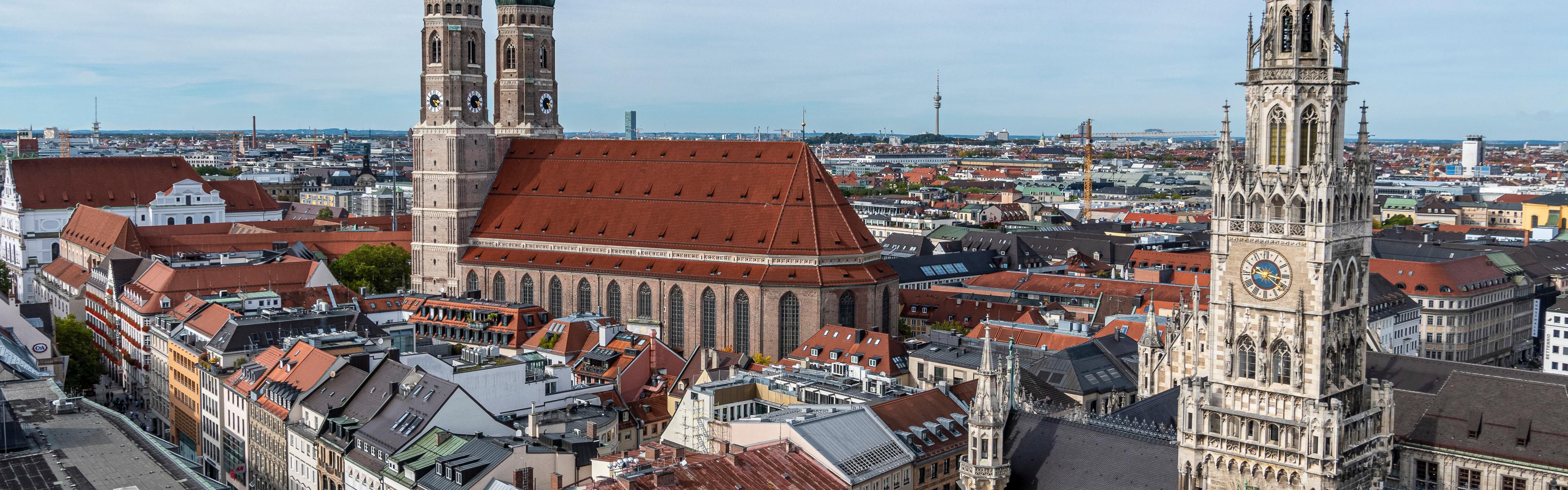 Frauenkirche และศาลากลางพร้อม "Glockenspiel"