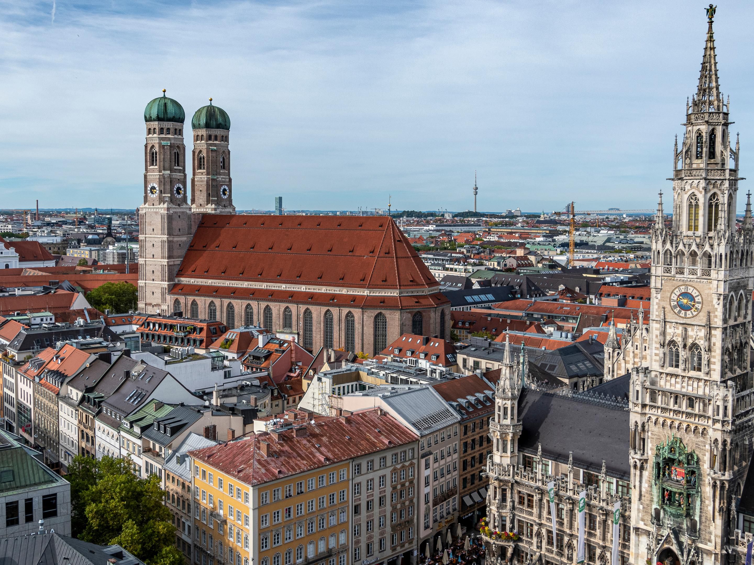 The Munich Old Town is the lively heart of Bavaria's capital and a key cultural hub, drawing visitors with its rich historical sights. It offers excellent shopping in the pedestrian zone and diverse culinary experiences. Notable spots include Kaufingerstraße, Viktualienmarkt, the Frauenkirche, and Old Peter, blending tradition and modernity.