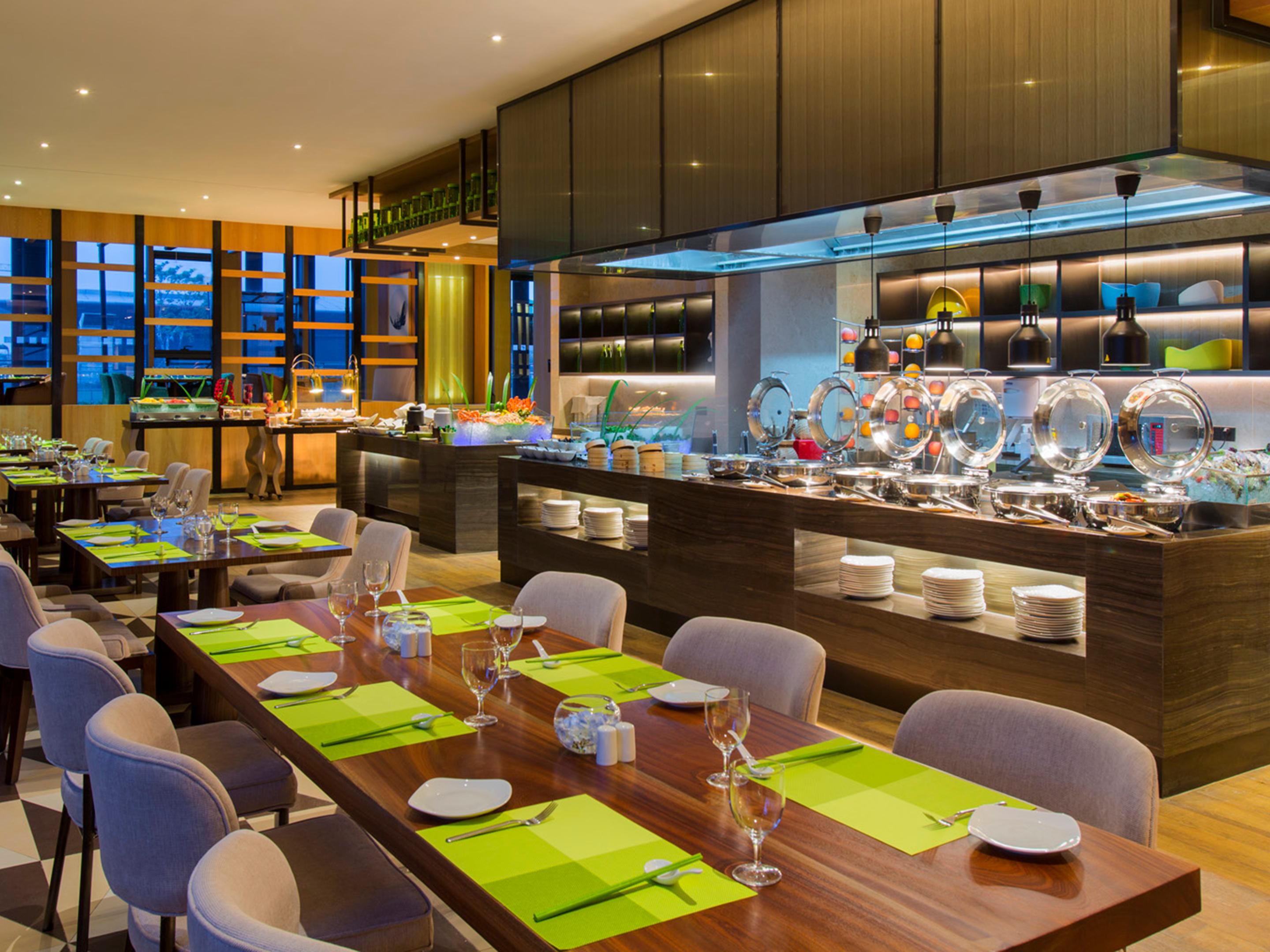 The Minimalist Style Umeet All Day Dining restaurant with spacious chic open kitchen will amaze you with superb cooking skills and gluttonous feast, Kid’s corner provides a joyful heaven for Kids’ entertainment and meal.
Capacity: 100
Operation Time: Breakfast Buffet: 6:00-10:30 A La Cart: 6:00-22:00