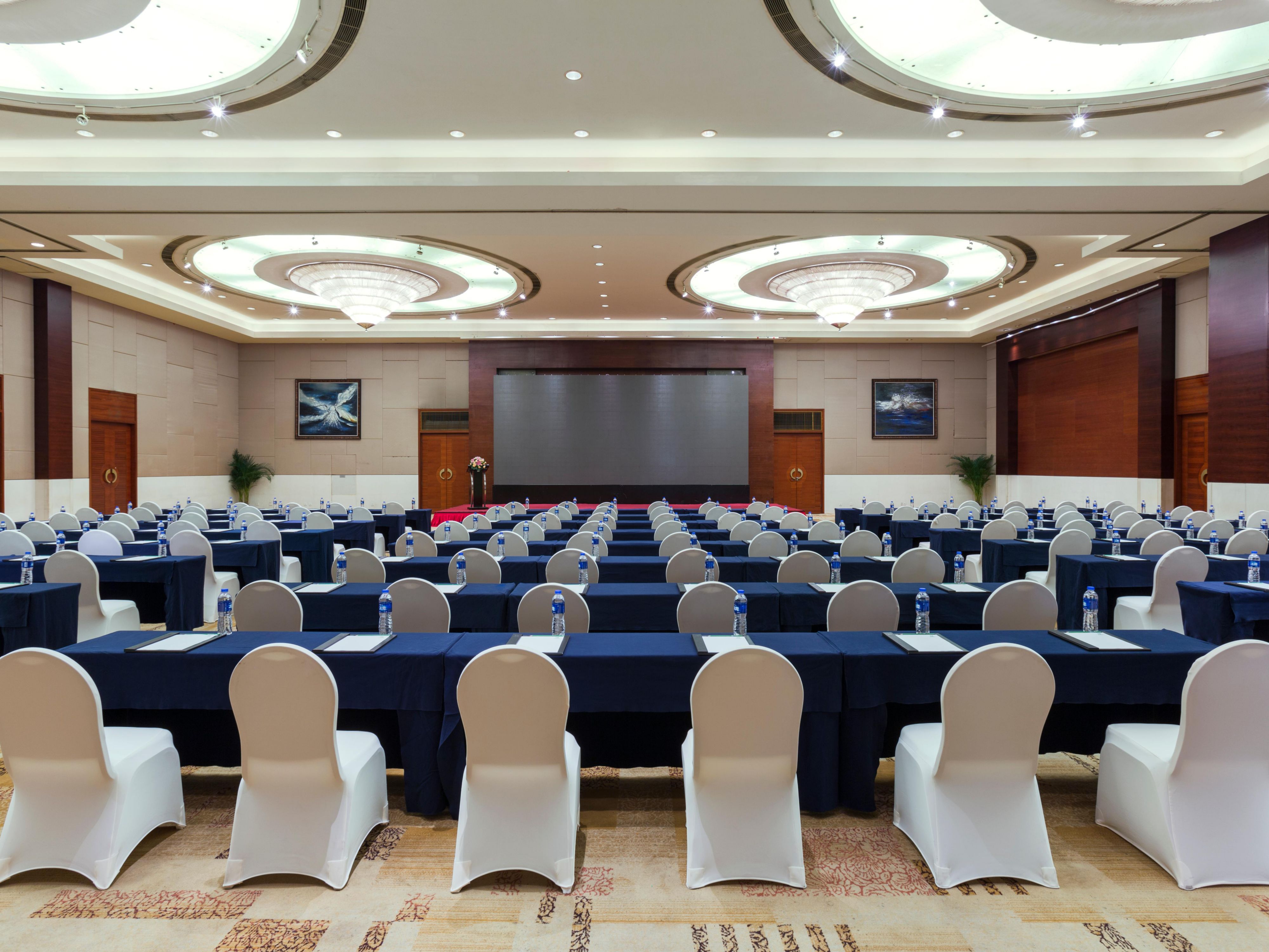 One 640 square meter pillar-free Grand Ballroom and five multi-function meeting rooms, ranging from 60-120 square meters provide diversified services, a full range of facilities and equipment. The hotel is able to fully meet the needs of events in any size and is a great choice for conferences and banquets.
