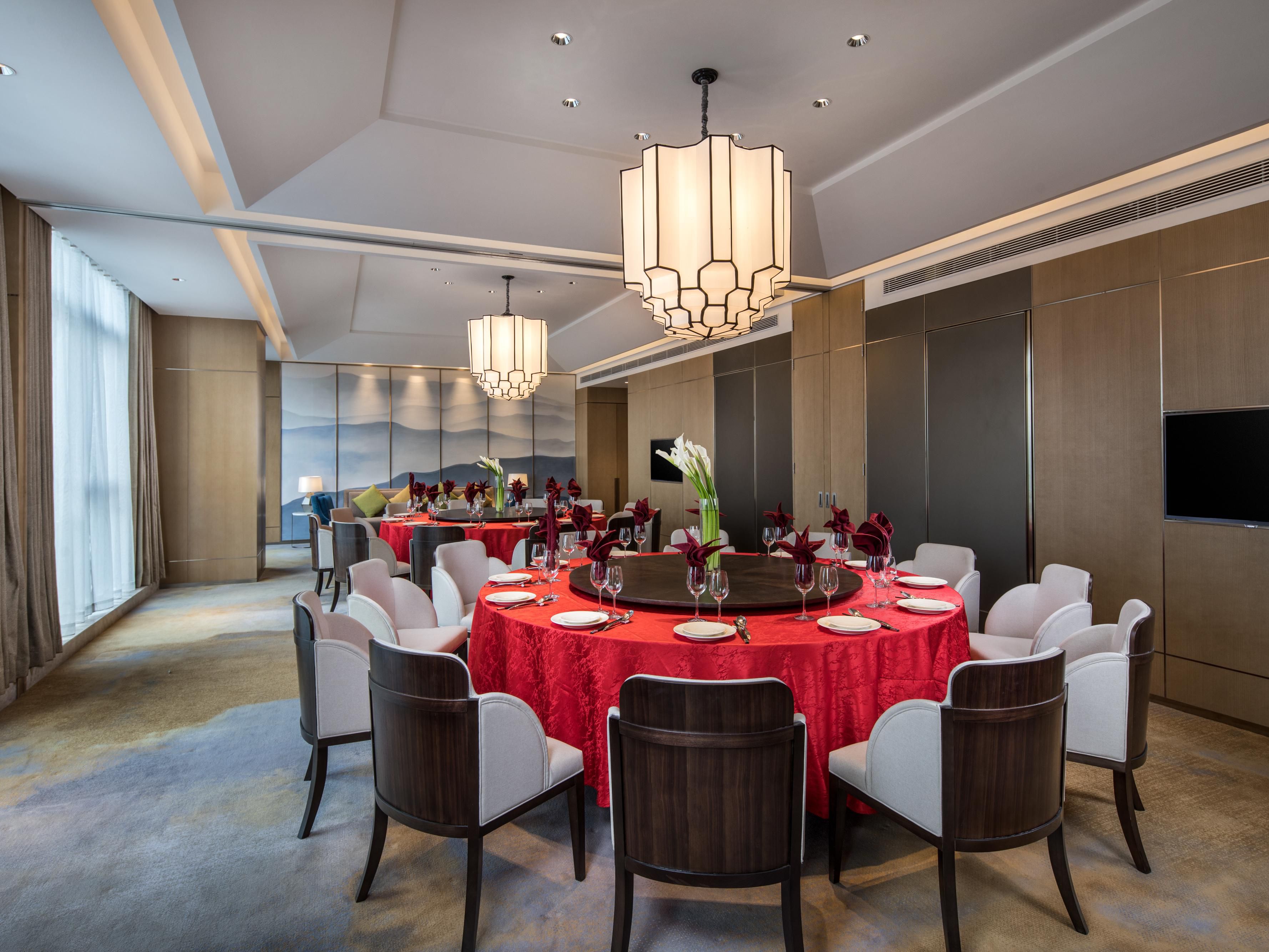 Located on the hotel third floor, it provides Huaiyang cuisine and Nanjing specialties. There are 5 elegant private rooms in the restaurant, which is a good place for guests to enjoy delicious food with their family and friends.
