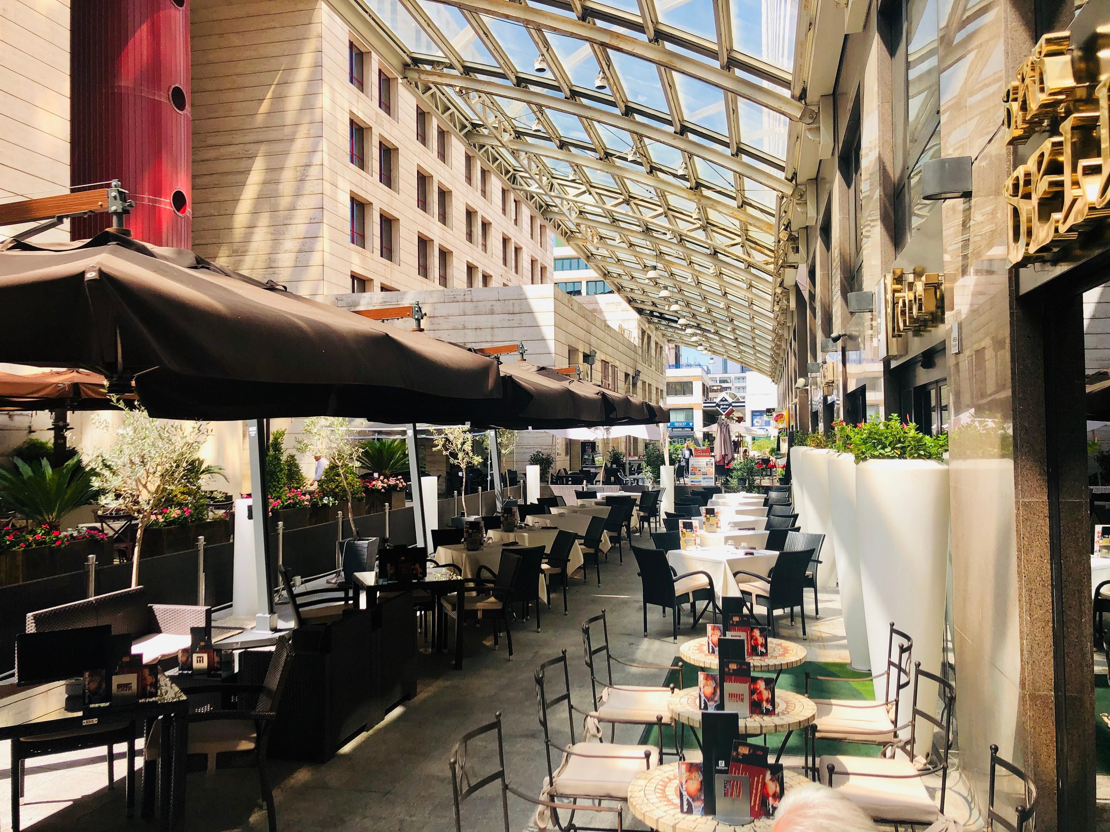 Weather permitting, the bar and restaurant move outdoors. Enjoy the lovely temperatures of Naples while sipping your favorite cocktail or while tasting the real Neapolitan cuisine.