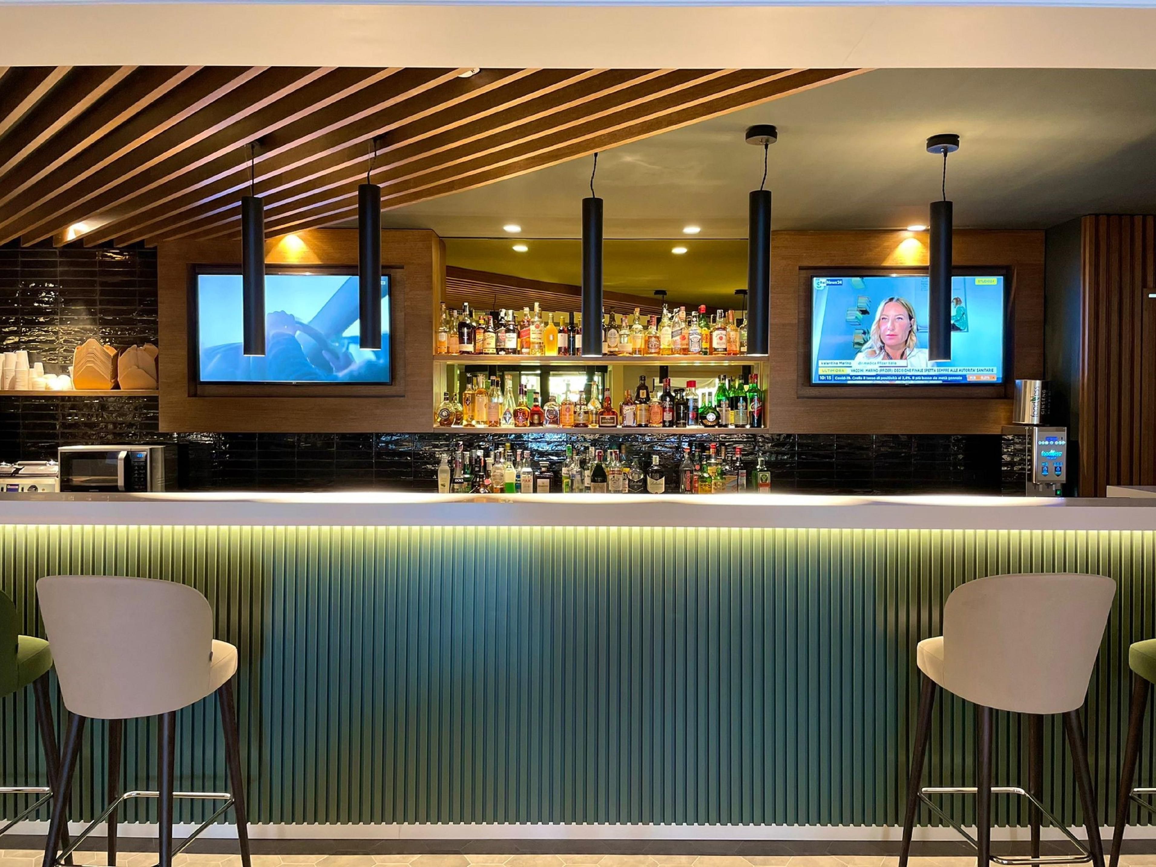 The Open Lobby is more than a bar, more than a relaxation area and certainly more than a lobby. It is a combination of multifunctional areas and spaces to be lived throughout the day. And for those who are always in hurry, the To Go Cafè Napoli offers a wide choice of snacks and drinks to go.