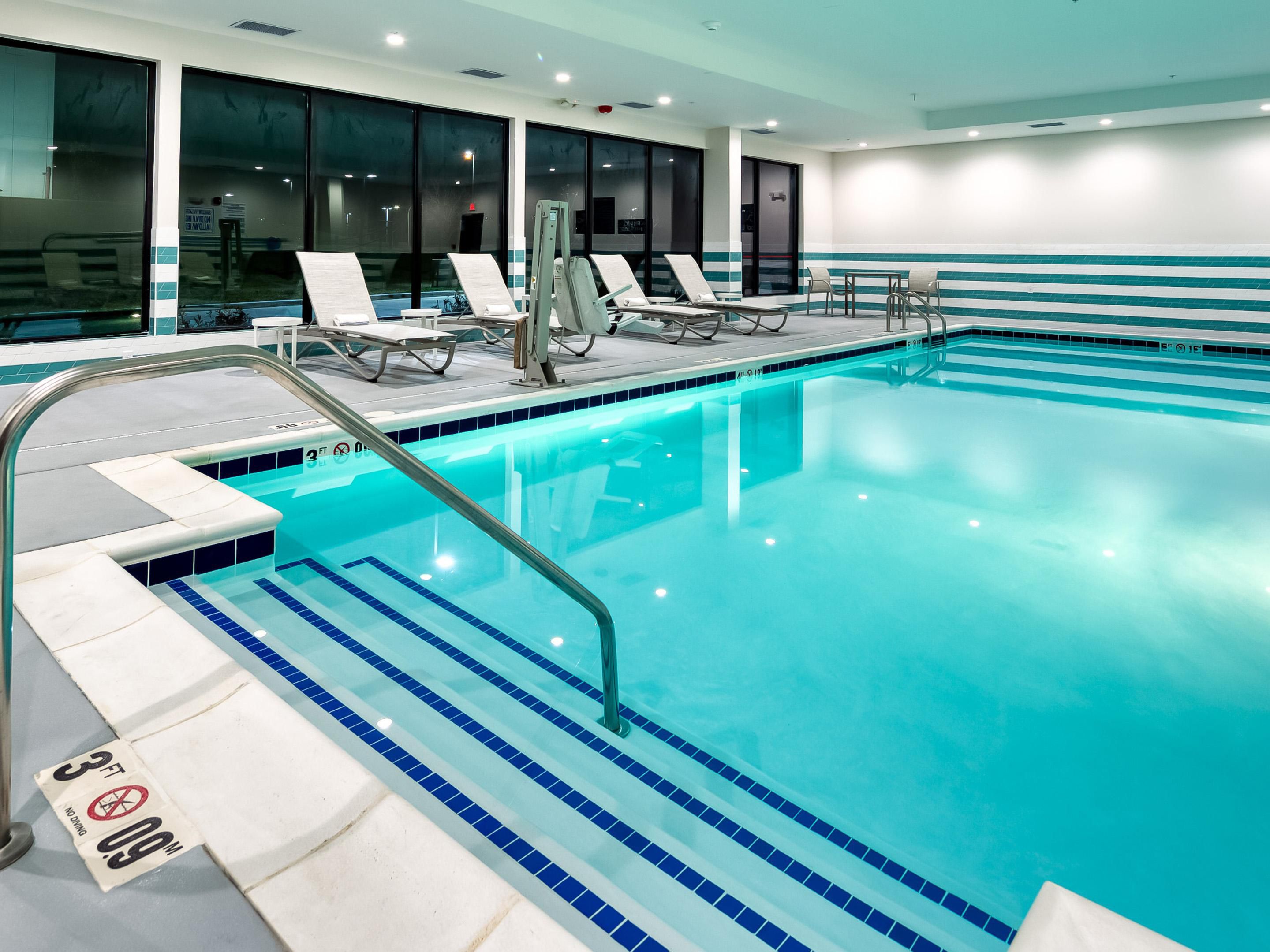 استرخ على مدار السنة في المسبح الداخلي المدفأ ، المفتوح يوميًا من 8:00 صباحًا إلى 9:00 مساءً. مثالي للعب أو الاسترخاء ، استمتع بالسباحة المنعشة أو الاسترخاء على كرسي مريح. سواء كنت تبحث عن الهدوء أو المرح ، فإن الأجواء الهادئة توفر الملاذ المثالي.