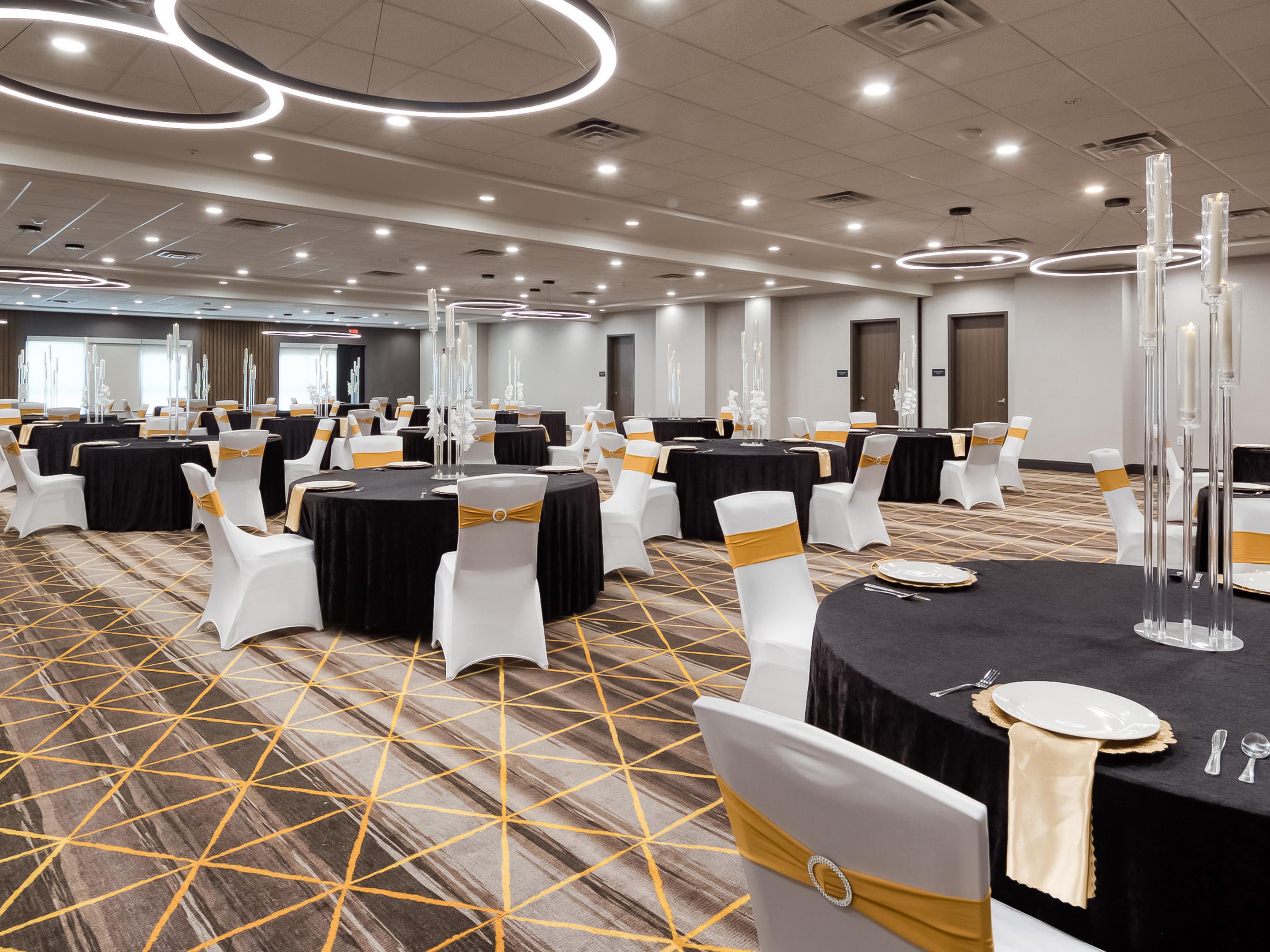 Host your next event in style with our versatile spaces and onsite catering. The Tennessee Ballroom offers 5,000 square feet of flexible space, divisible into three rooms for any gathering size. Enhance your event with 1,700 square feet of pre-function space, ideal for registration, mingling, or serving refreshments.