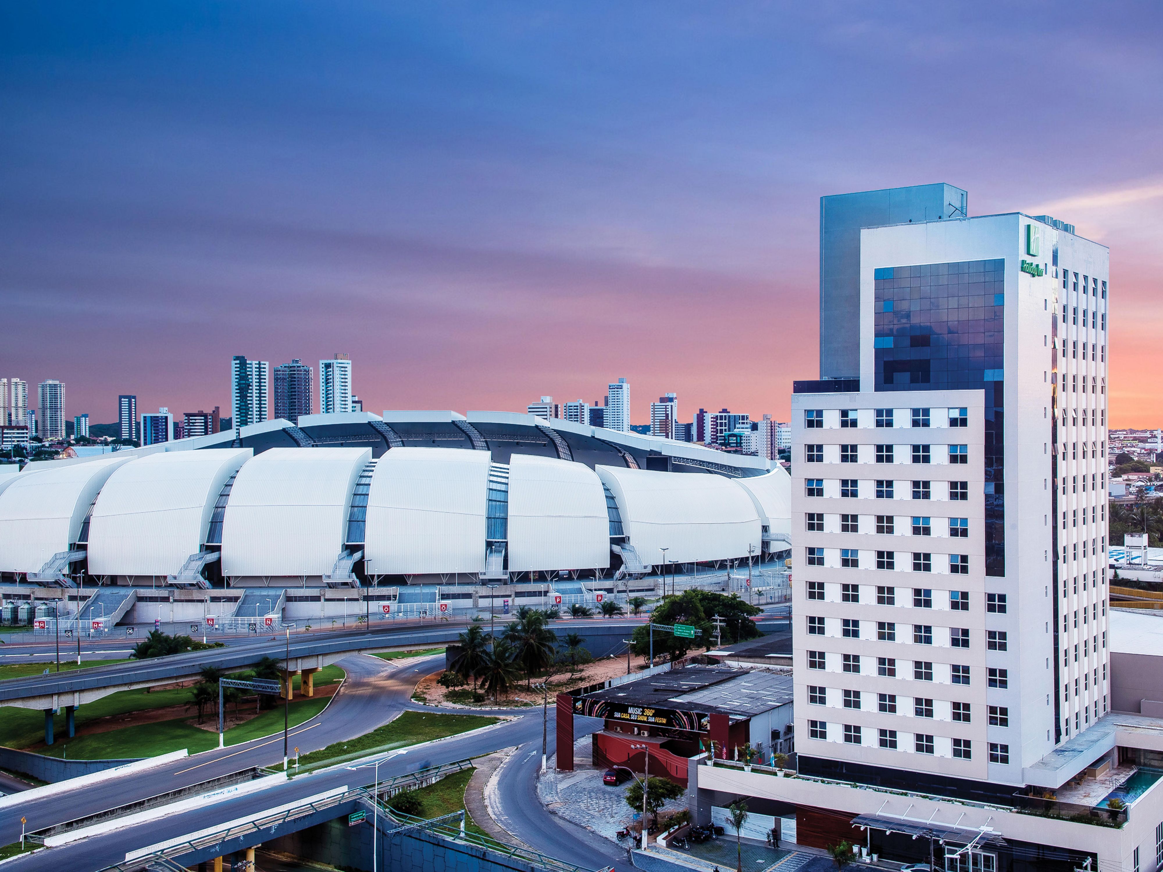 Holiday Inn Natal is strategically located in the trendy Lagoa Nova neighborhood, opposite the Arena das Dunas stadium and on Natal's main avenue, Salgado Filho. The hotel is very close to the State Administrative Center, major shopping centers, commercial buildings, hospitals and with easy access to the main beaches.