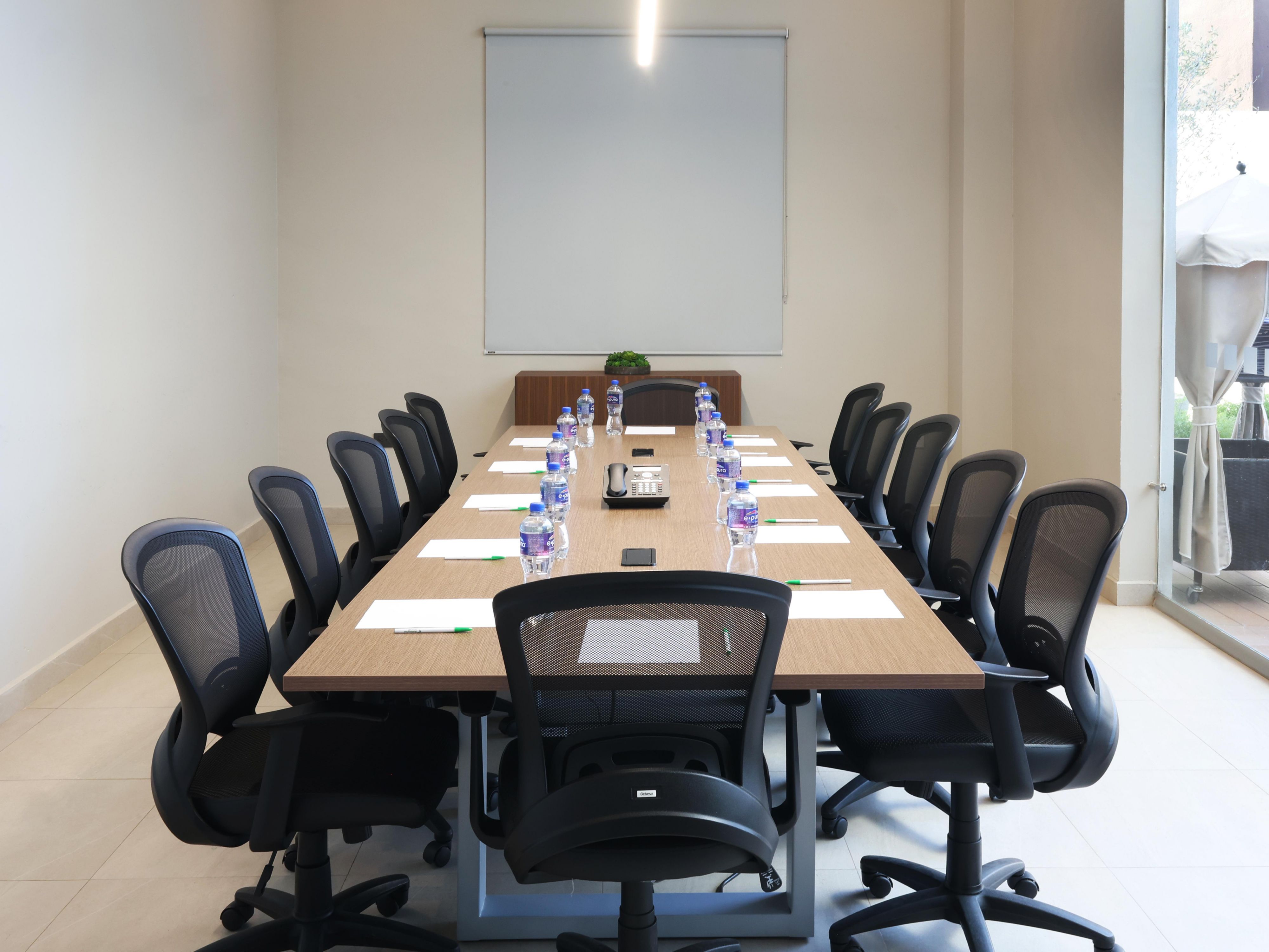 Haz de tus reuniones algo más que juntas. Nuestro espacio ejecutivo está diseñado para equipos que buscan comodidad y productividad. Ideal para presentaciones, sesiones estratégicas o capacitaciones. Contamos con servicio de coffee break, equipo audiovisual, Wi-Fi y todo lo necesario para una experiencia empresarial eficiente y sin interrupciones.
