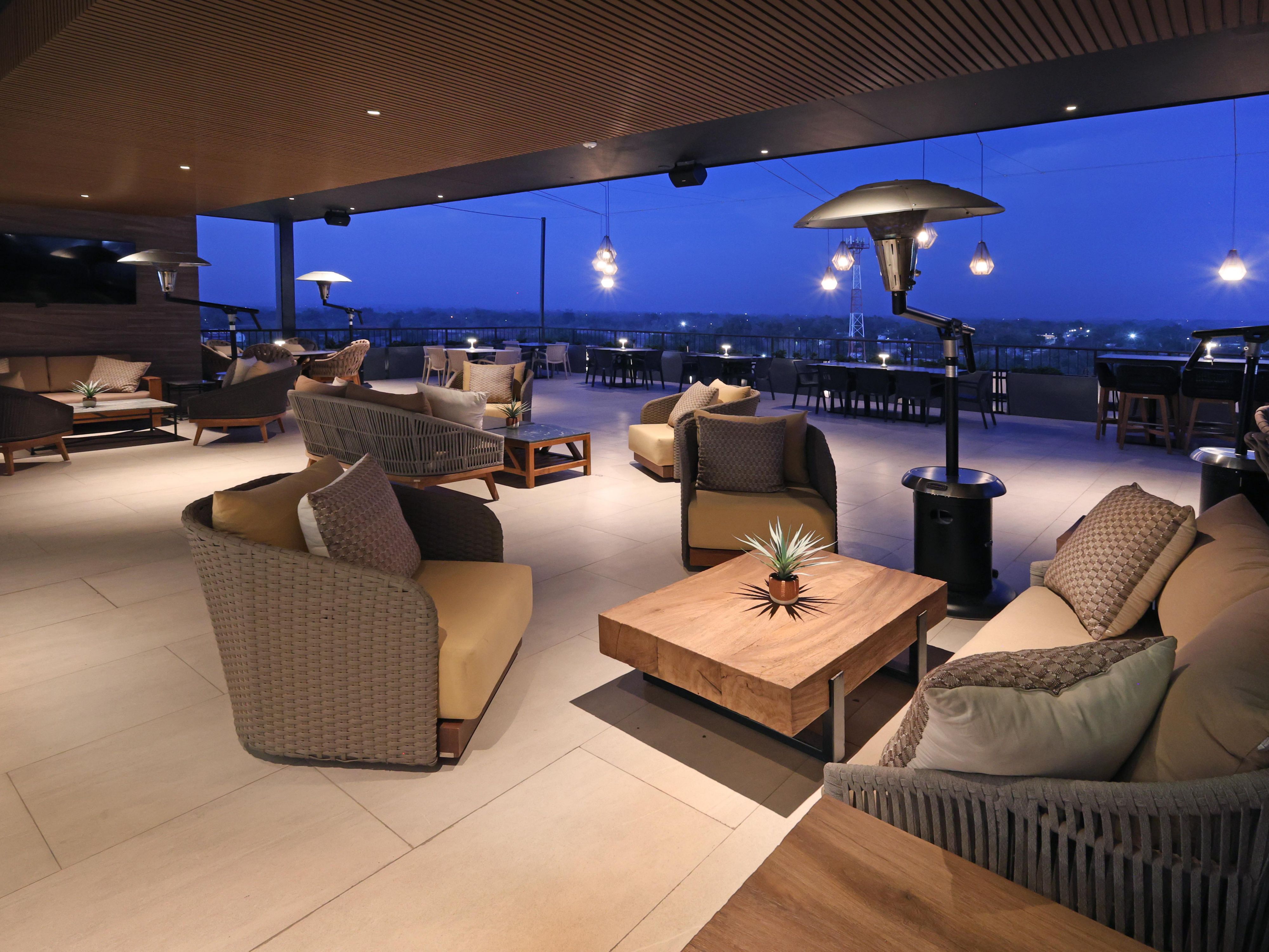 Vive una experiencia única desde las alturas de nuestro Rooftop Bar con vistas panorámicas a la ciudad, cocteles de autor, sabores regionales y música en vivo. Un ambiente elegante y vibrante te espera para disfrutar de tardes relajadas o noches memorables.