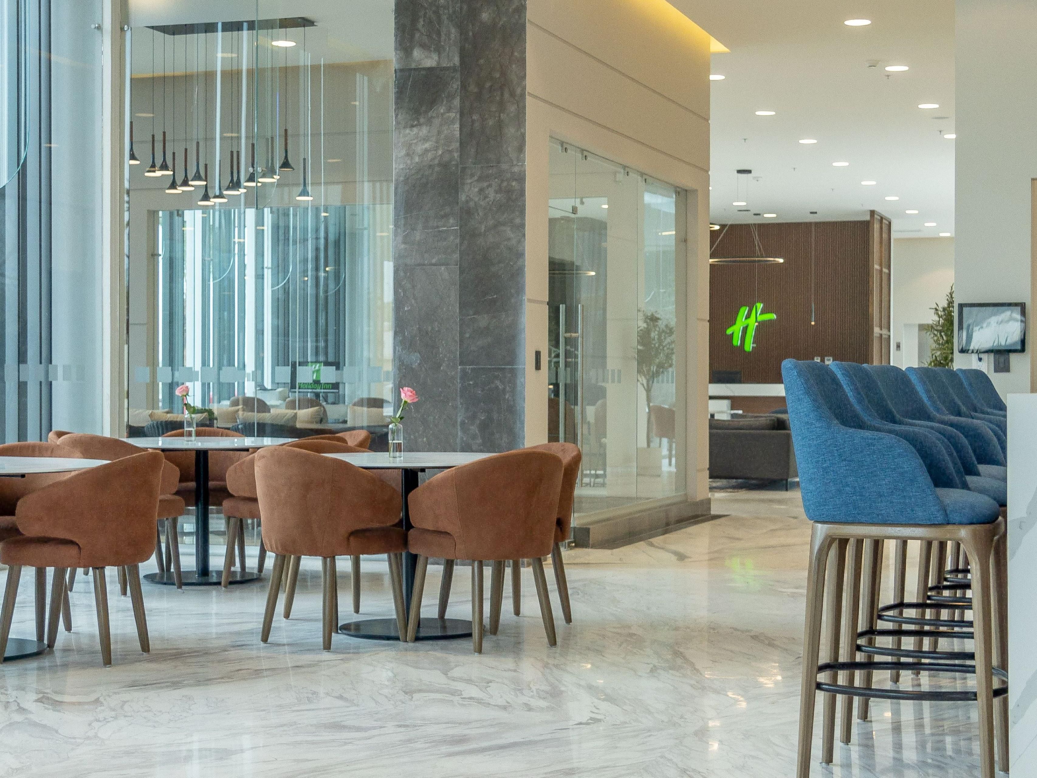 A spectacular place known as the best restaurant in the city, Al Italiano brings authentic Italian cuisine with a variety of great dishes for breakfast, lunch, and dinner. Enjoy a cup of coffee with a dessert on its terrace or celebrate a birthday brunch in its private dining room.