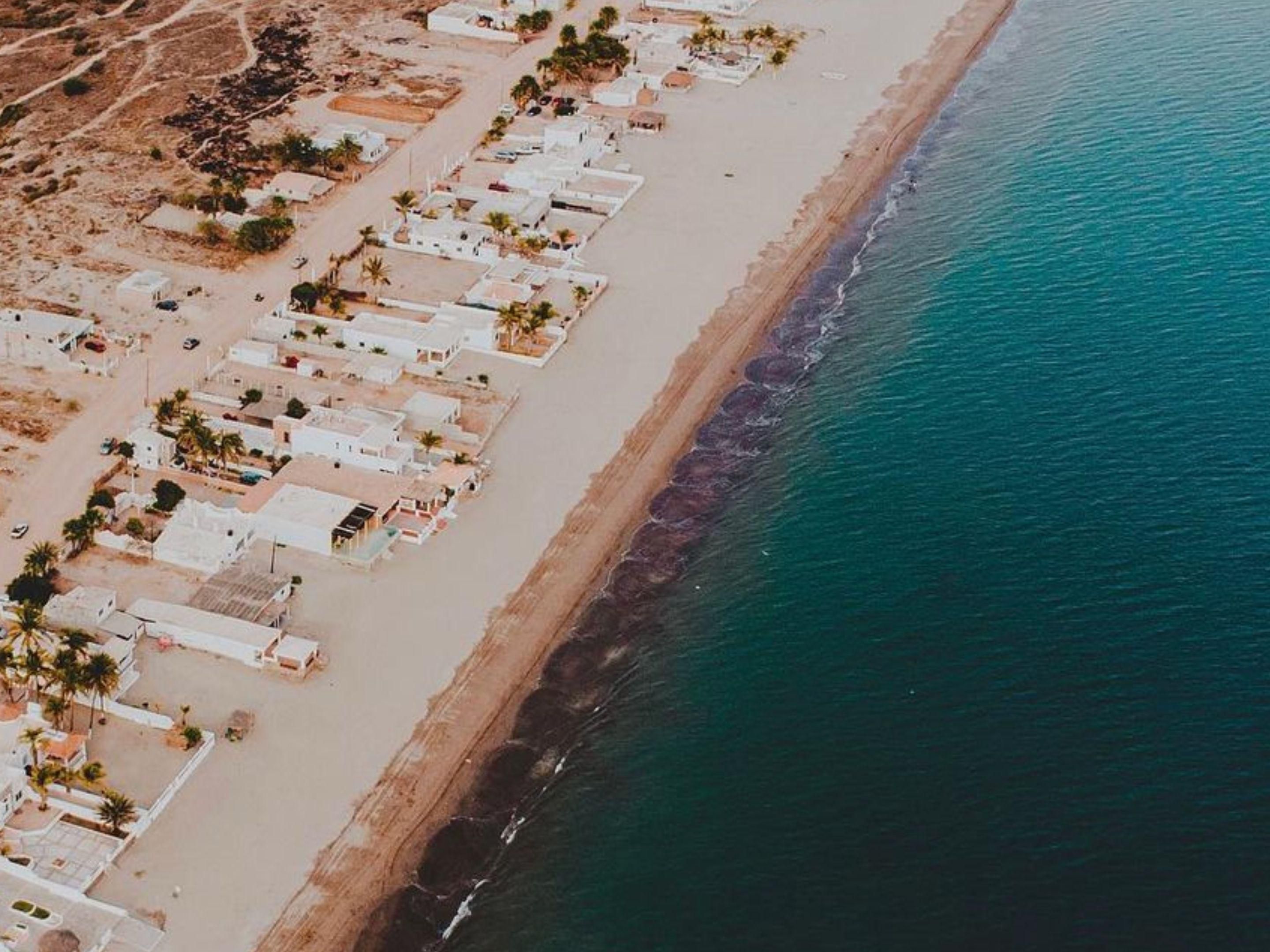A tan sólo 40 minutos, relájate con la playa, el sol y arenas suaves en un destino que invitan a desconectar y recargar energías en Las Bocas, Sonora. Disfruta nuestra tarifa especial de fin de semana y haz de tu escapada costera una experiencia accesible y memorable.