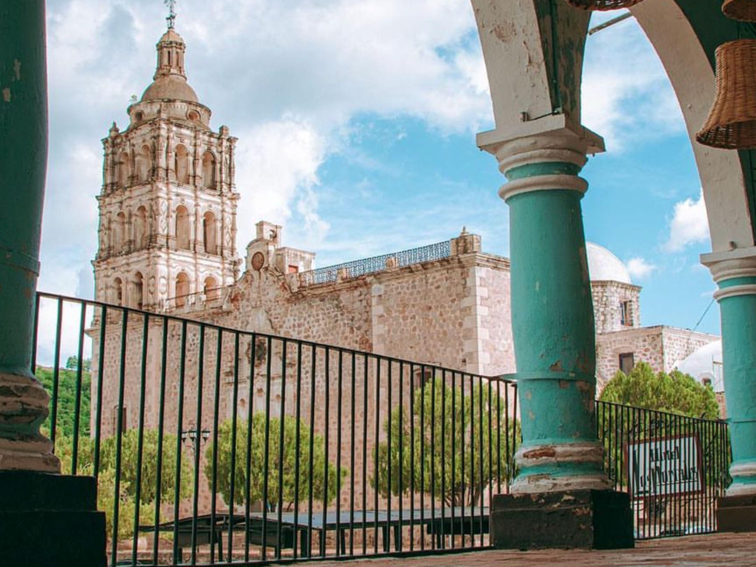 Escápate a solo 40 minutos y descubre un rincón mágico donde el tiempo se detiene. Recorre sus callejones encantadores, sus calles empedradas y su arquitectura virreinal, rodeado de naturaleza. Vive la historia, siente la calma y déjate envolver por la magia colonial del Pueblo Mágico más cautivador de Sonora. ¡Tu próxima aventura empieza aquí!