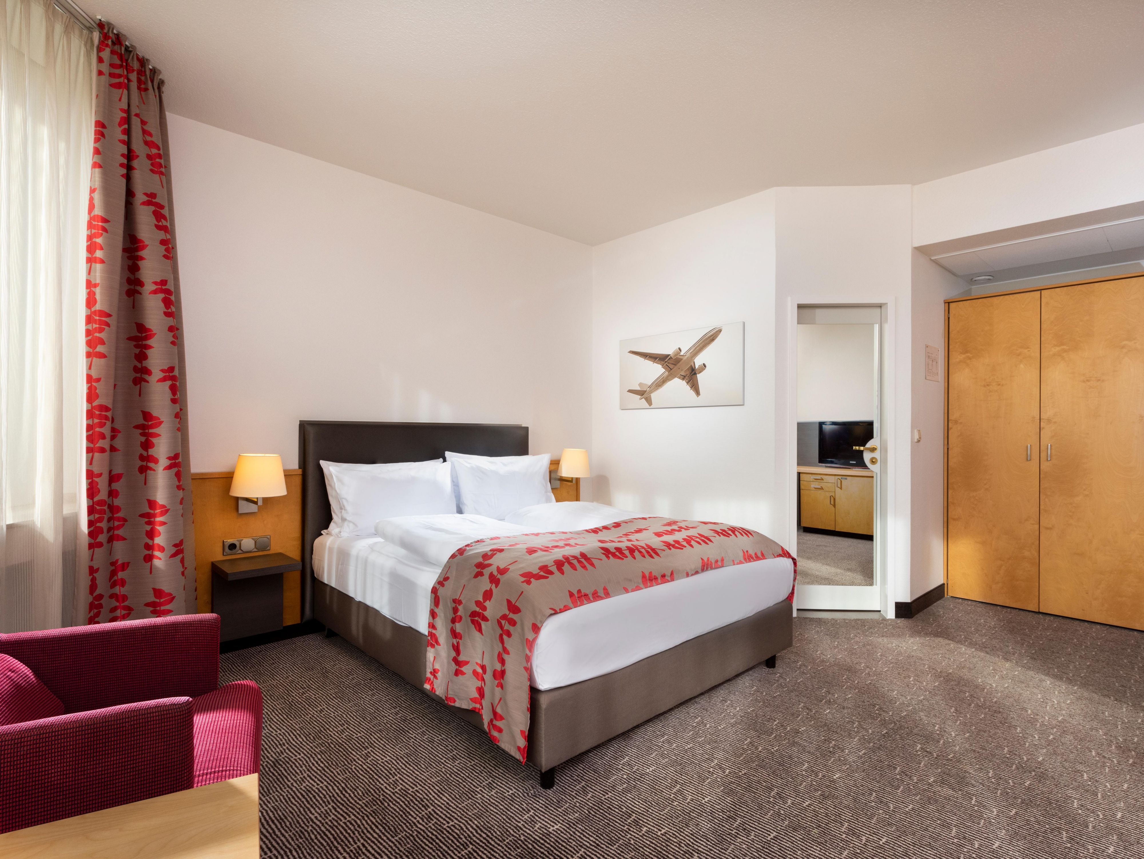 You can use our rooms to rest between meetings or as a day office. Of course, a Wi-Fi connection is included. Please contact our hotel directly for further information.