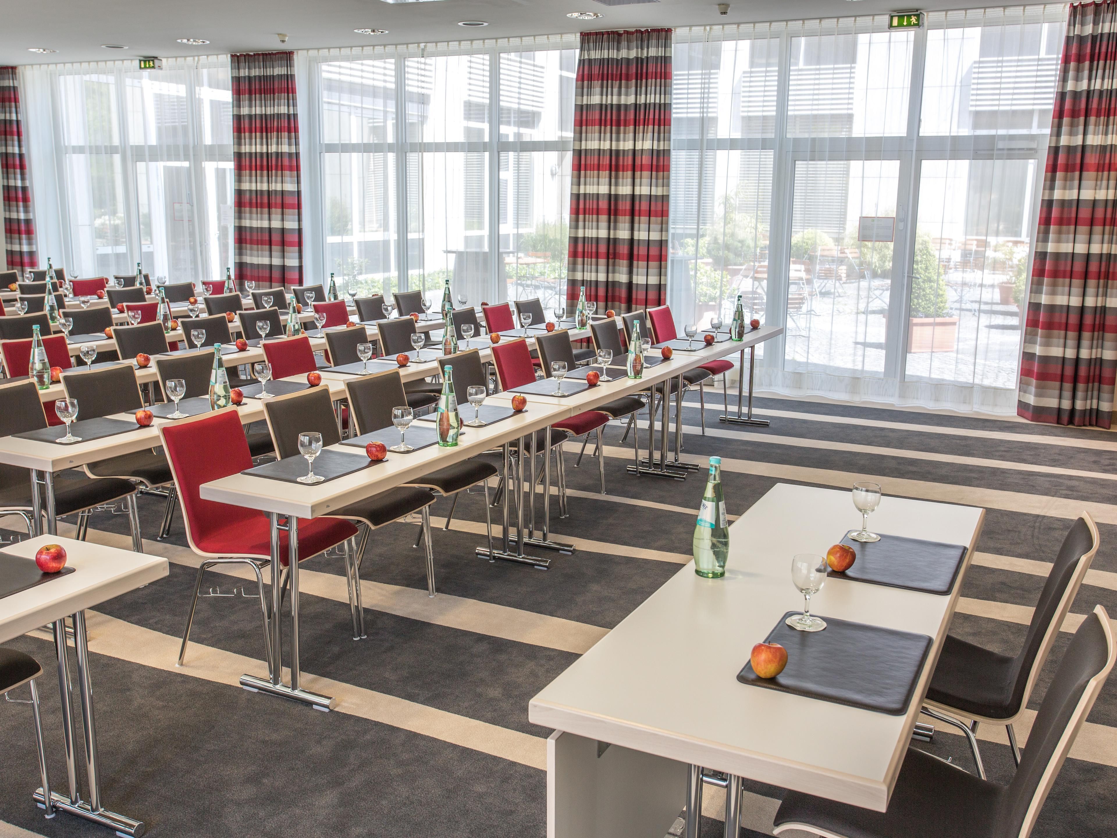 Bring the team together. From family reunions to business workshops, our event facilities offer everything you need to make the experience memorable. Our helpful staff understands the importance of connecting at your next meeting. This makes it easy to plan and book your meeting space so you can focus on creating moments that matter.