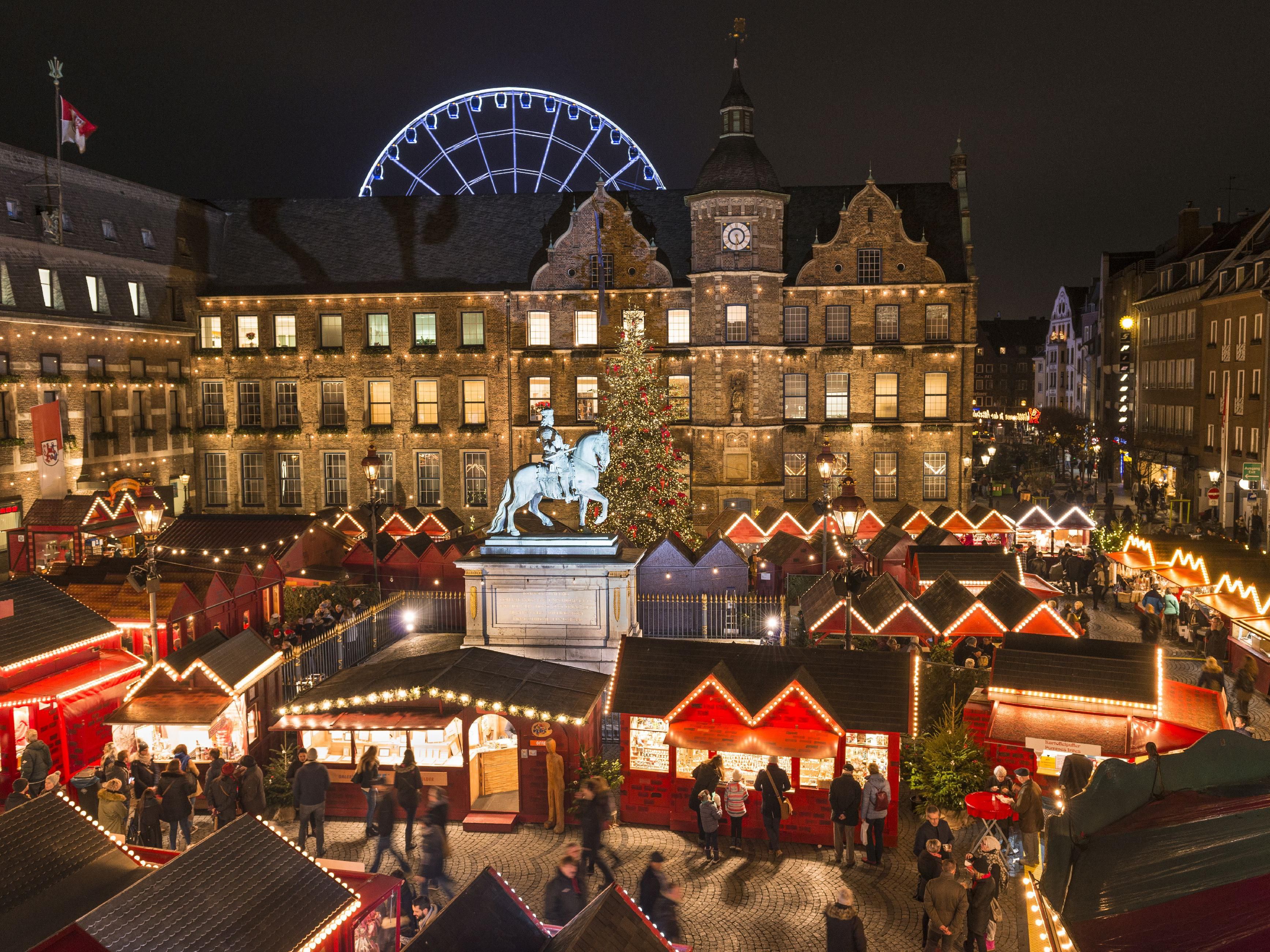 Stroll, enjoy and marvel: discover a festive world of sparkling lights, craftsmanship and winter charm while shopping during Advent and visiting Christmas markets in Düsseldorf and Neuss. Seven themed markets, an ice rink and a Ferris wheel make the pre-Christmas period an unforgettable experience. 
Book your stay now! 

#merryDUSxmas