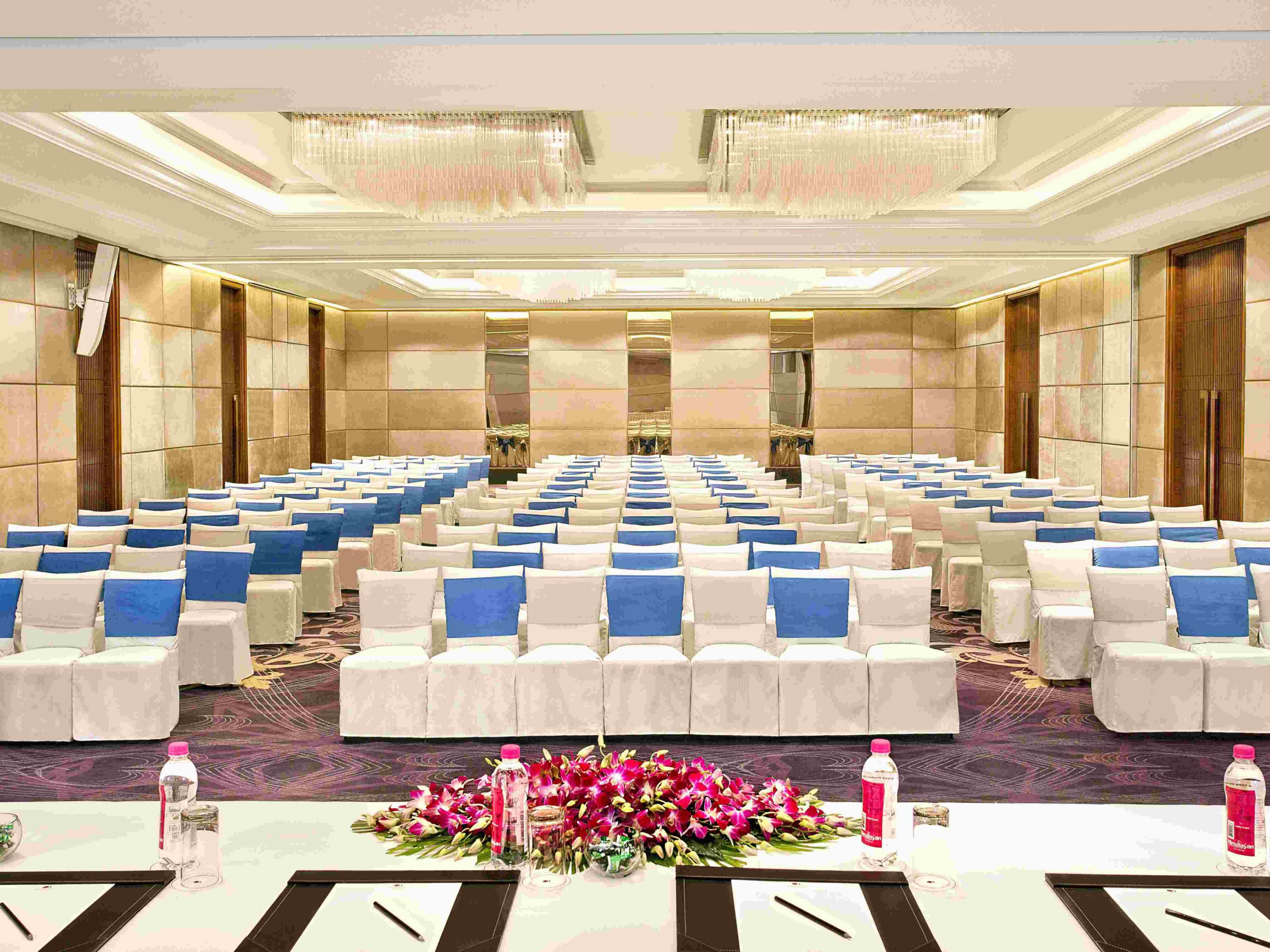 The hotel’s 5,000 ft² conference and events space accommodates up to 550 people and is ideal for corporate meetings, business events, conferences, social gatherings and private receptions. Pre-function area with separate entrance provides a unique experience to the guests.