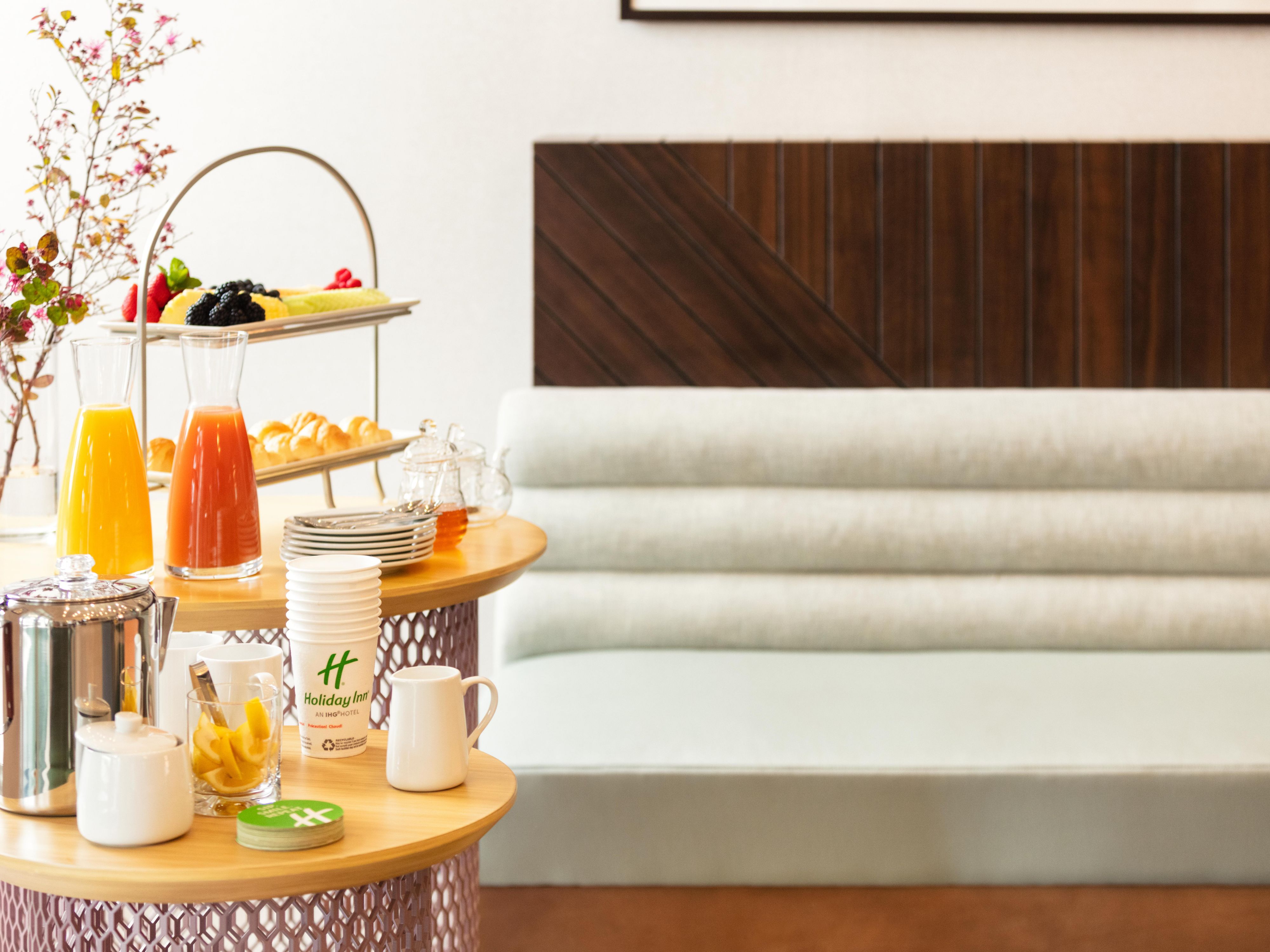 The Global cuisine restaurant is perfect for light snacks as well as a relaxed dining experience.  The buffet spread showcases Indian, Chinese and Western cuisine while the a la carte menu allows you to binge on your selective personal choices making it an ideal place for business get-togethers, Kitty parties or family rendezvous.