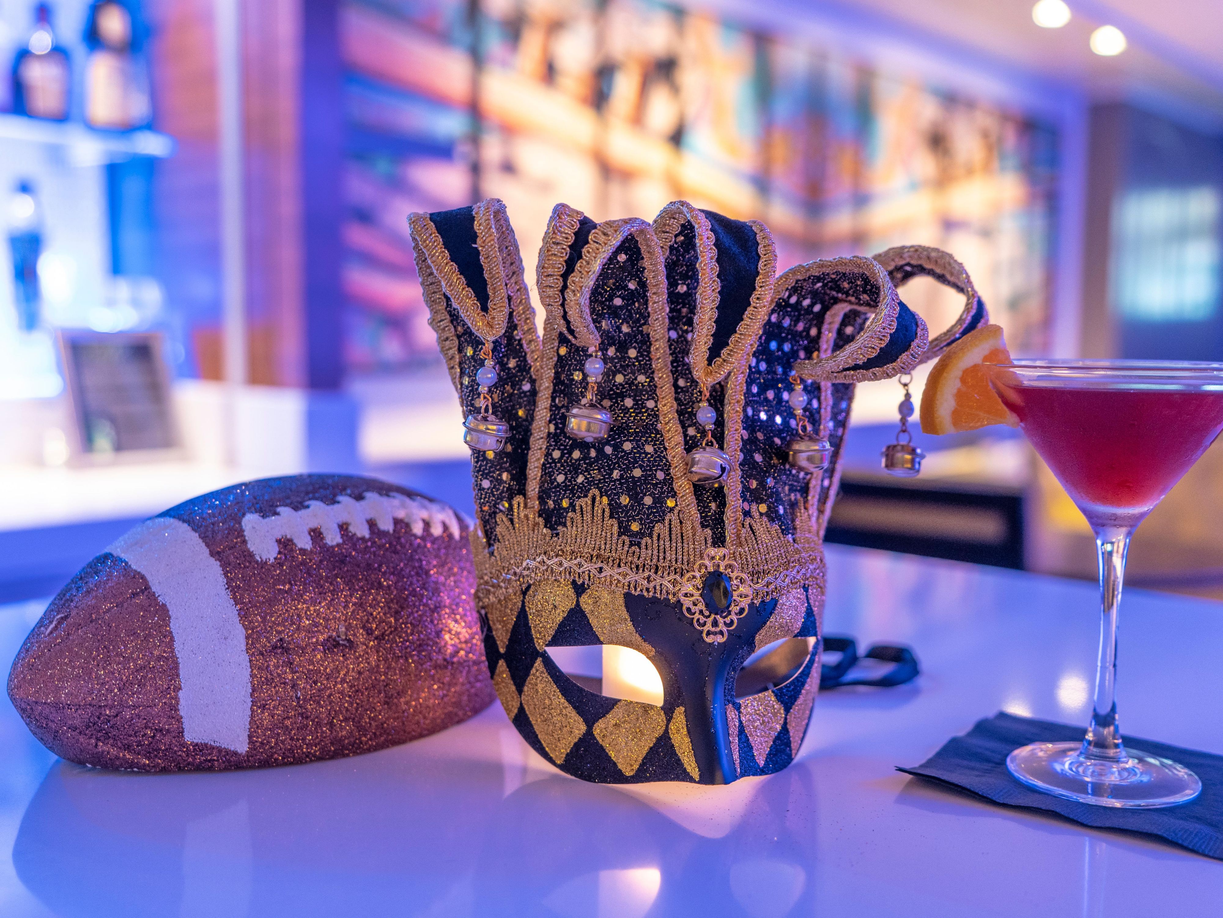 We're located just two blocks from the Caesars Superdome. Enjoy hassle-free parking, a great night's sleep and game day food and drink specials in the Clarinet Lounge. 