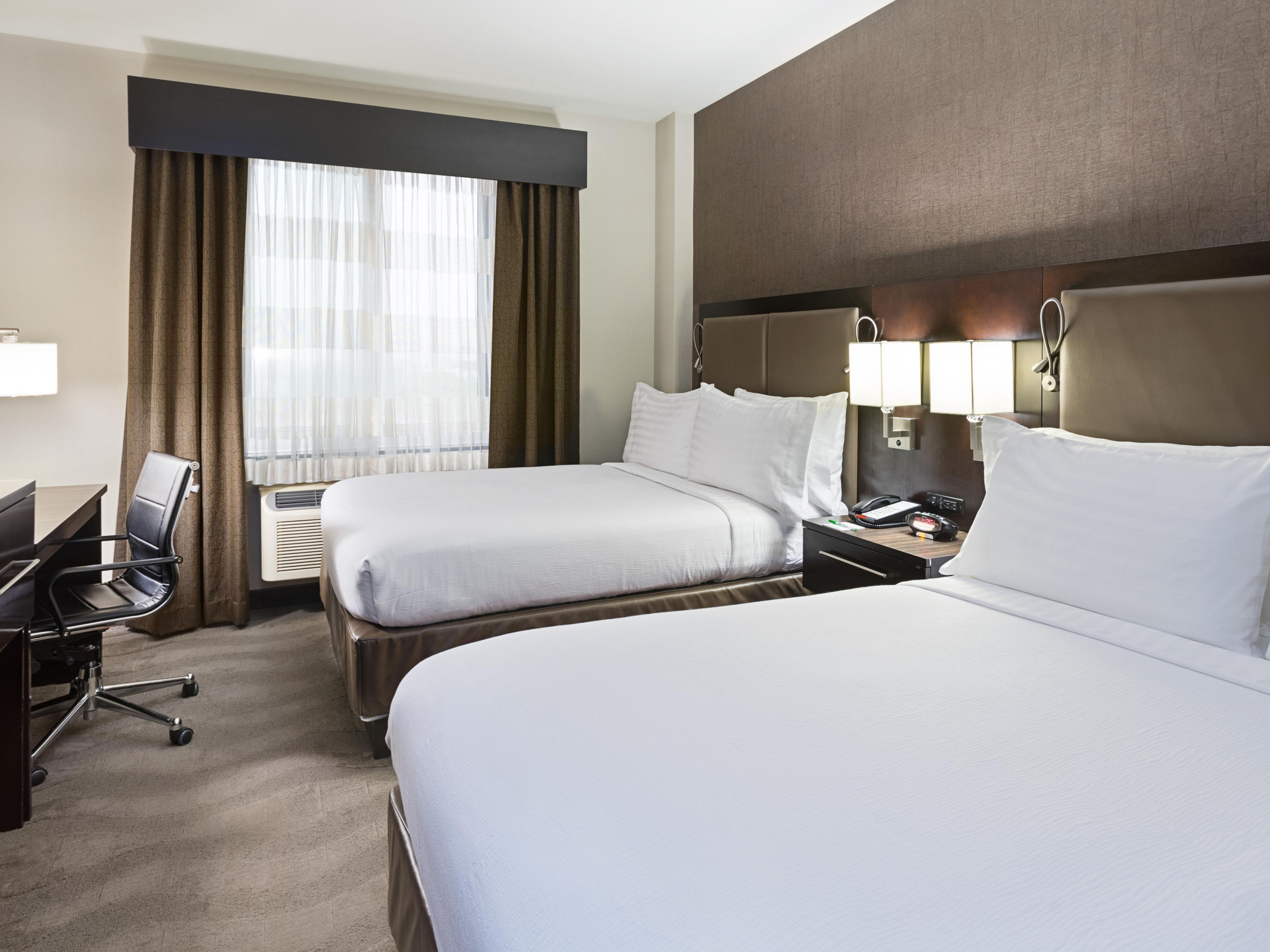 Hãy cân nhắc để những vị khách đến dự đám cưới của bạn lưu trú tại Holiday Inn Lower East Side. Với 15 Các địa điểm tổ chức đám cưới cách khách sạn chưa đến 1 dặm với việc đi lại dễ dàng.