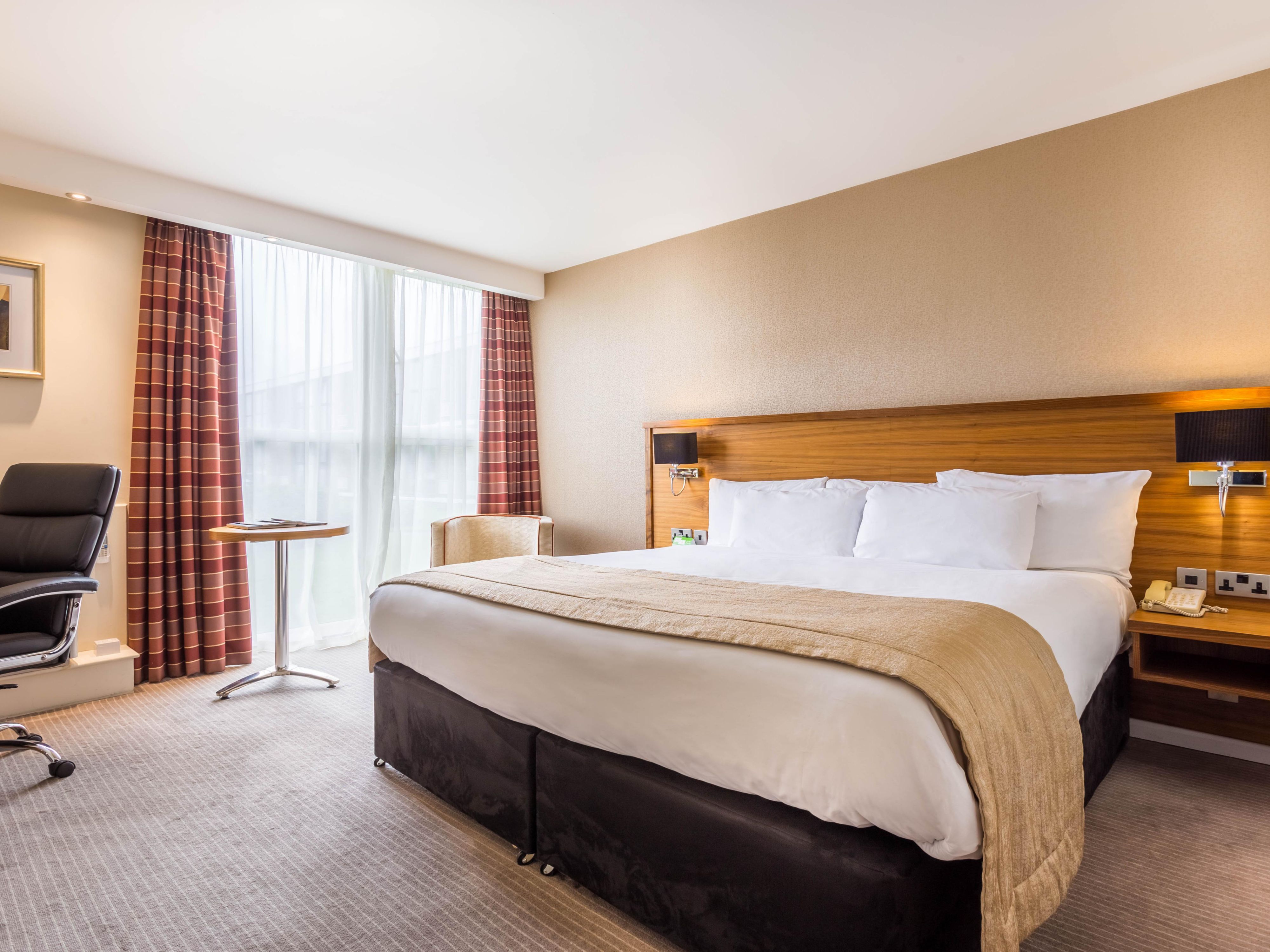 Equipped with a kingsize bed mini fridge,safe and chocolate bar