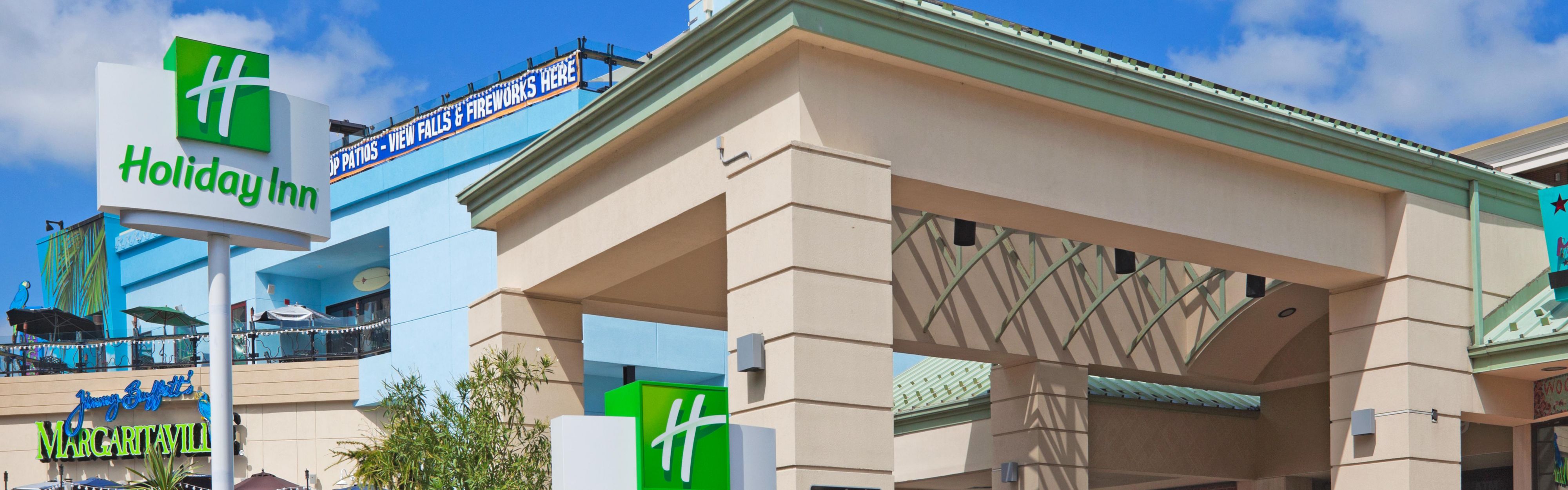 Niagara Falls Canada Hotels With Falls View Holiday Inn Niagara Falls By The Falls