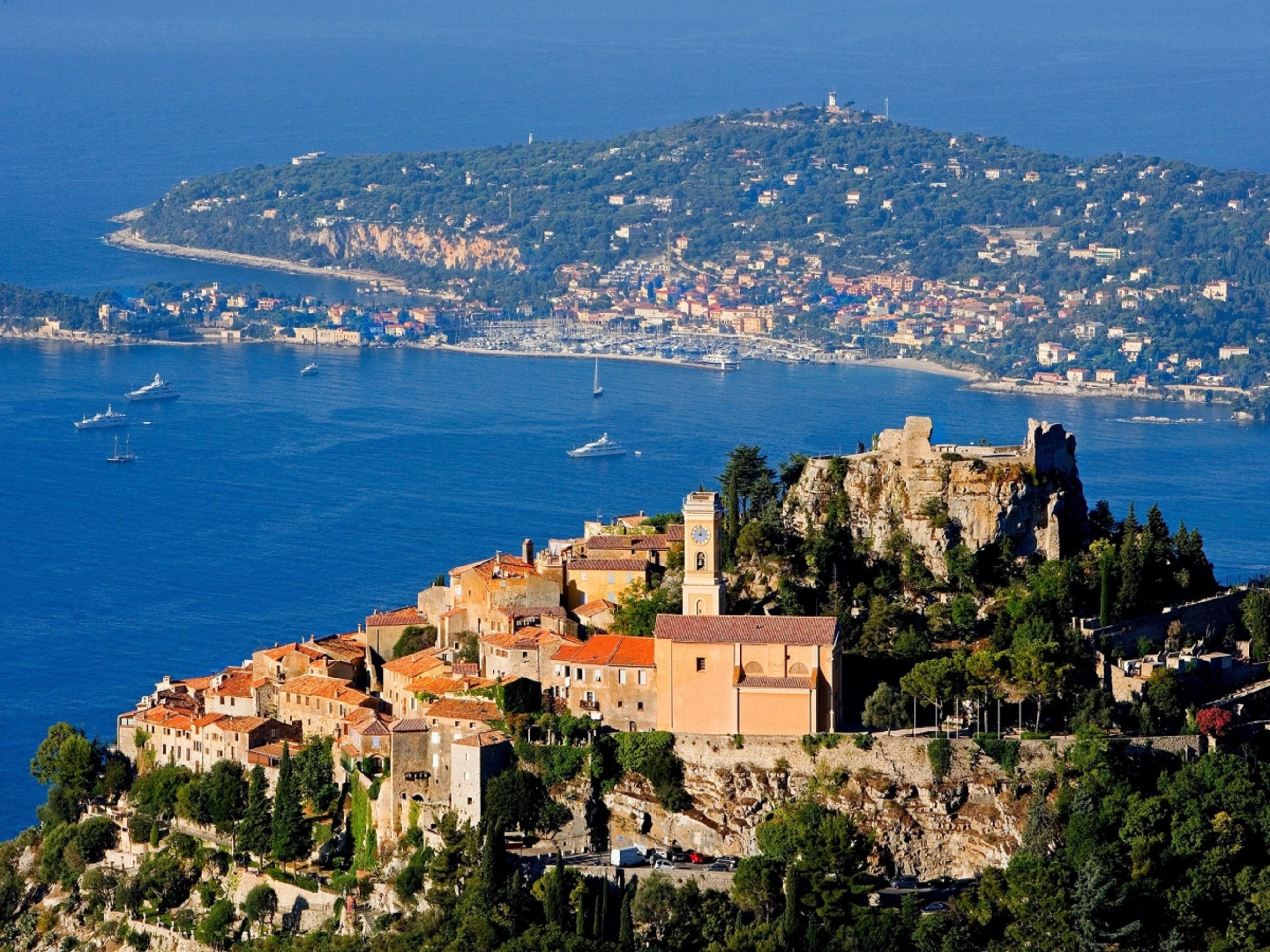Book our « French Riviera Package », and discover the Côte d’Azur through 3 wonderful tours! D1 : Visit Eze,  Monaco & Monte Carlo - D2 : Excursion in Cannes, Antibes & St Paul de Vence - D3 : Discover Tourettes-sur-Loup, Gourdon & Grasse. This package includes also the breakfast, and a dinner in our restaurant Miamici the day of your choice!