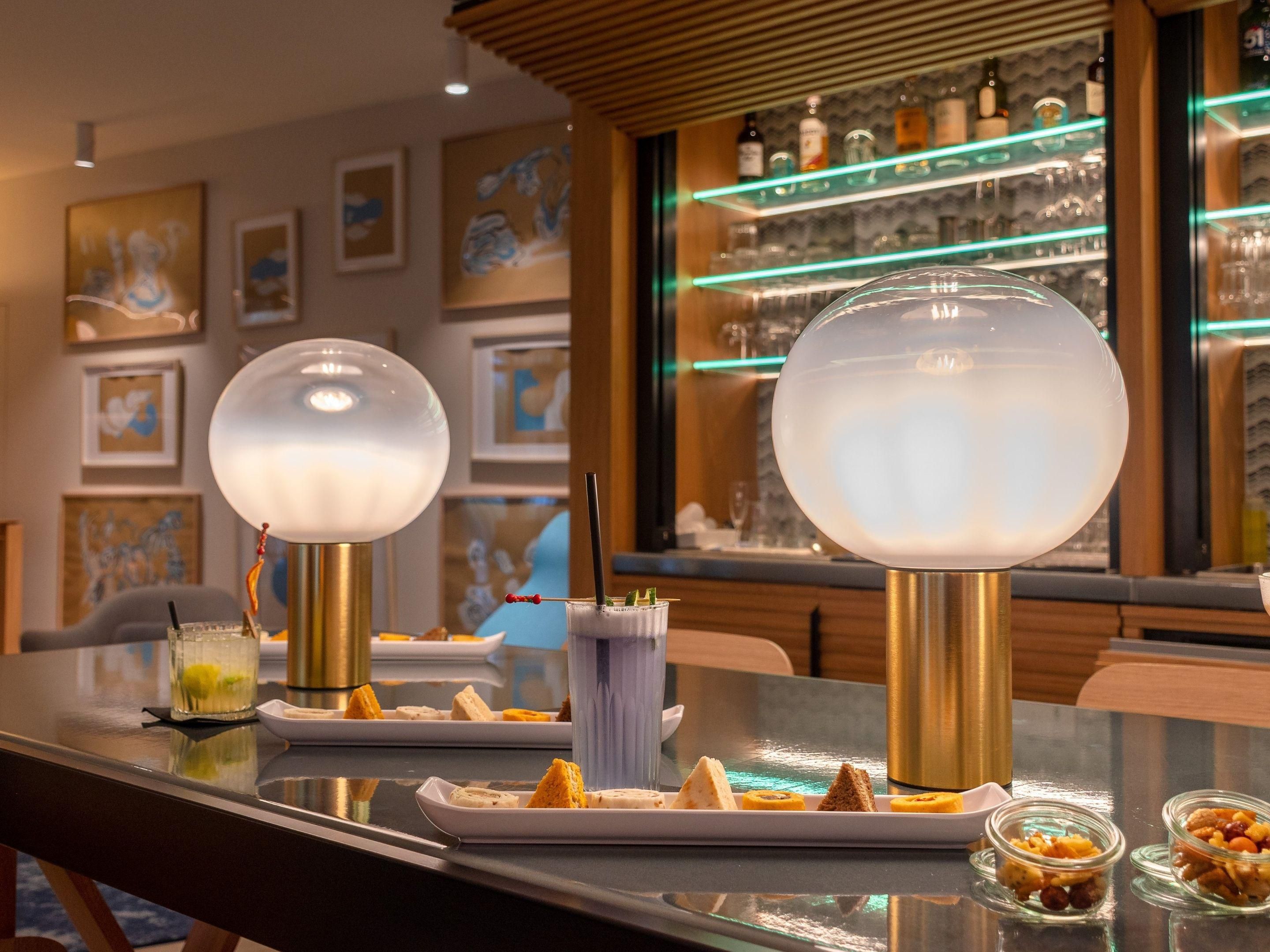 Discover our Cocktail Bar located in our lobby. In a cozy and warm atmosphere, it is a real invitation to relaxation and a unique mixology experience.