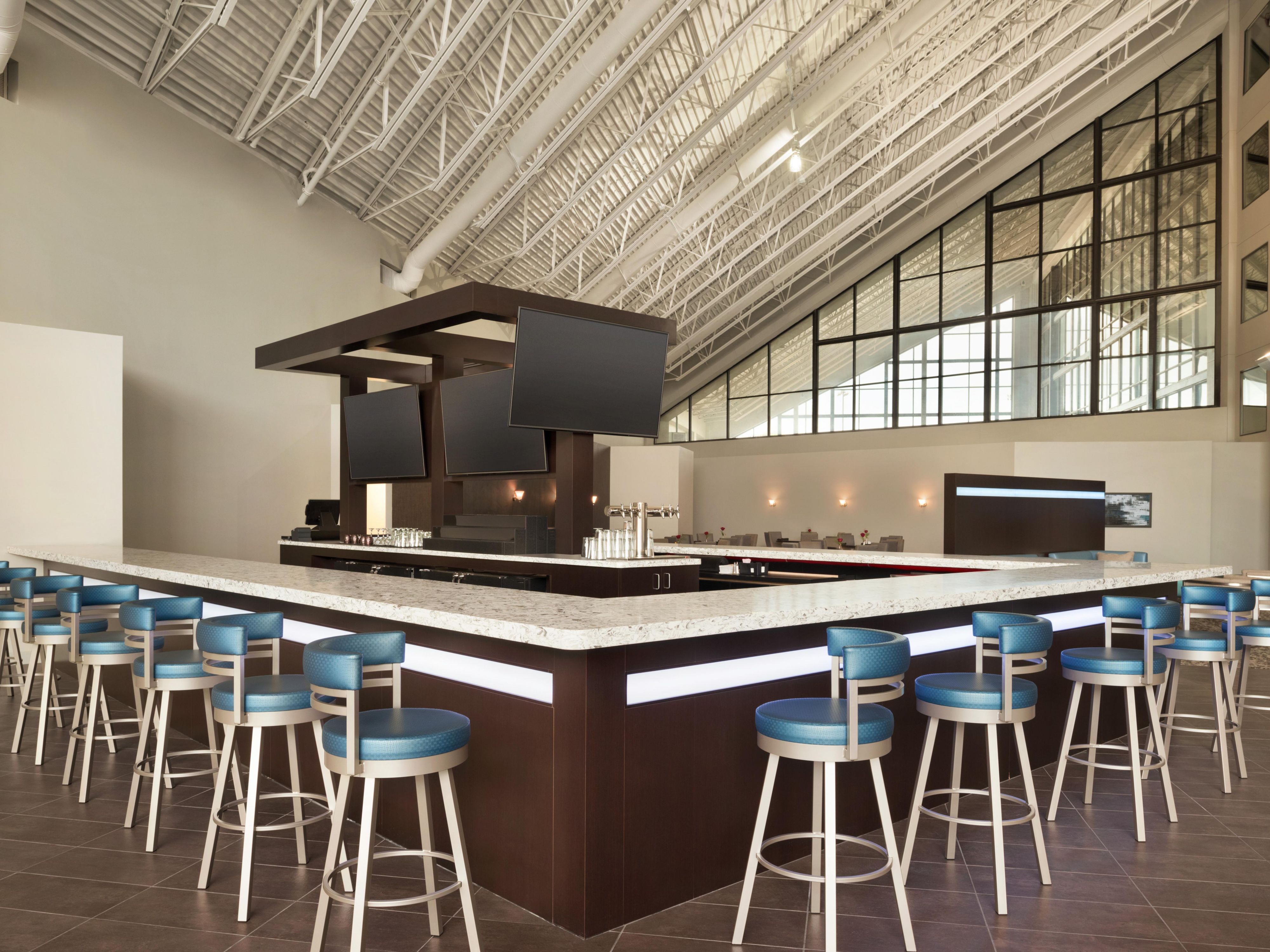 Dine with us at our onsite restaurant, Traders Grille Restaurant and Bar. Our great-tasting menu offers some favorites such as shrimp tacos, custom burgers and hot wings. Best of all, kids eat at Holiday Inn Bloomington Normal. Our modern bar offers a great place to relax and catch up with friends with 5 flat-screen TVs.