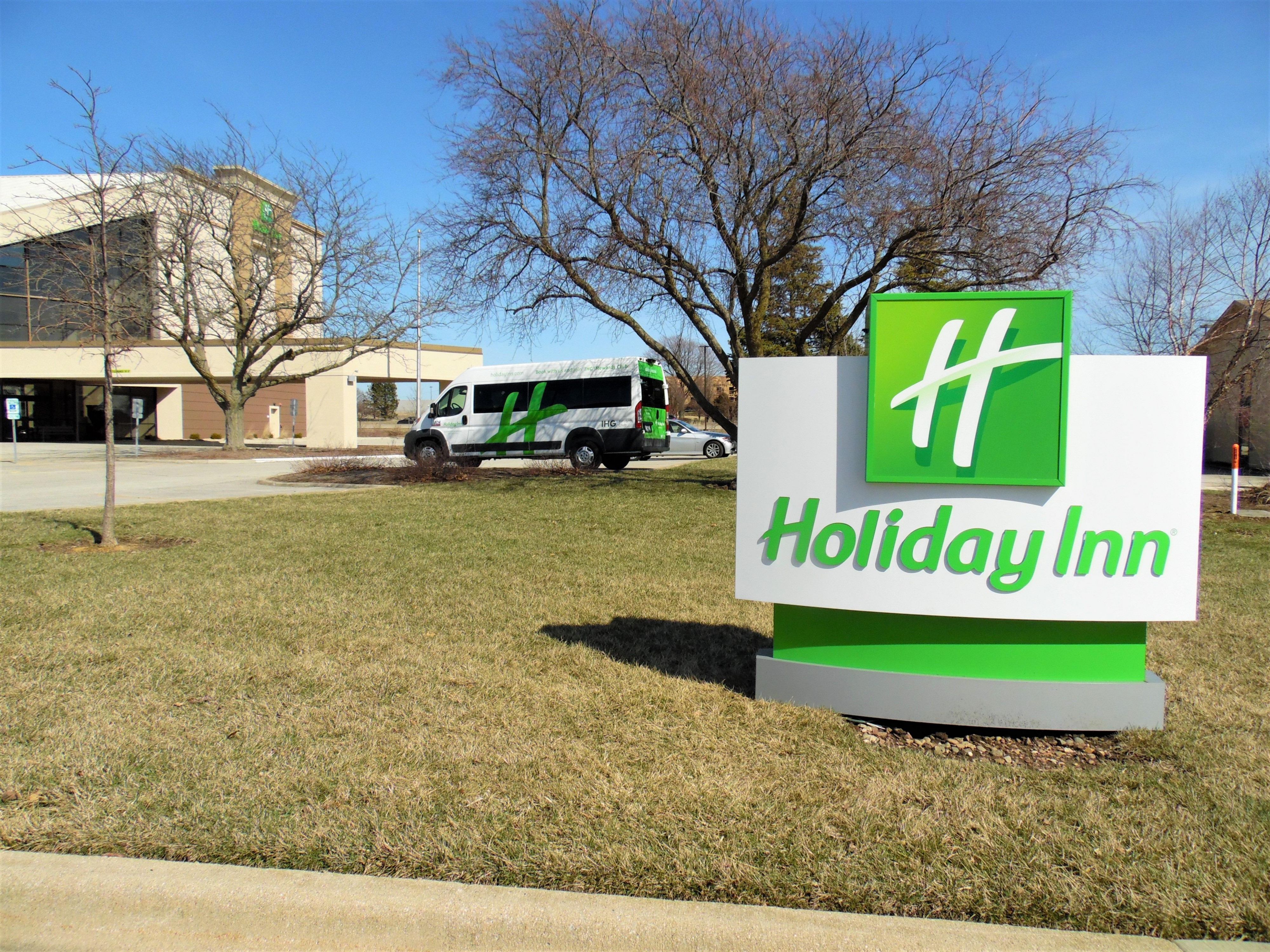 Holiday Inn Entry Sign