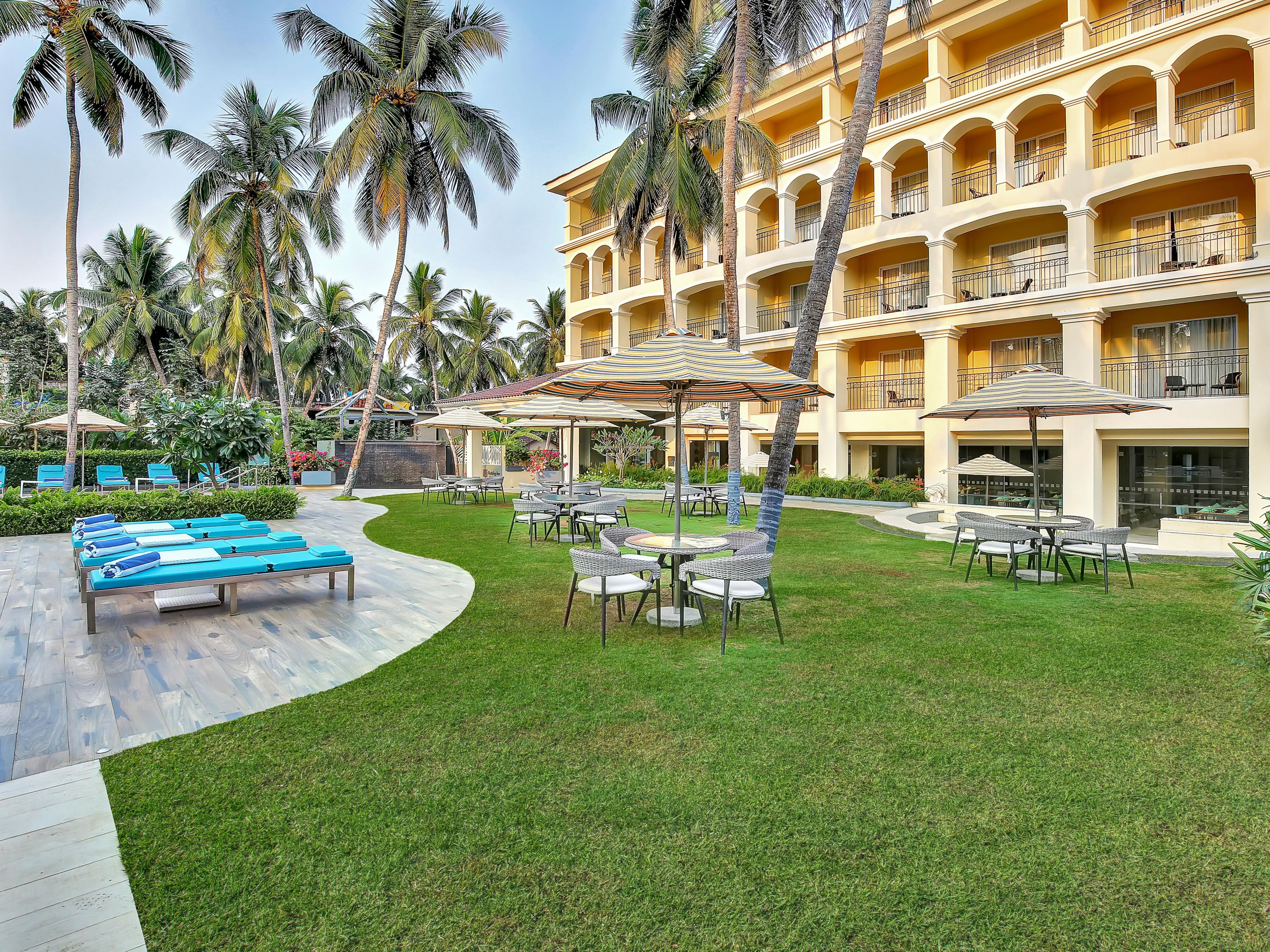 Unwind and soak in the pool while you sip onto your favorite cocktail at the Shell Pool Bar.