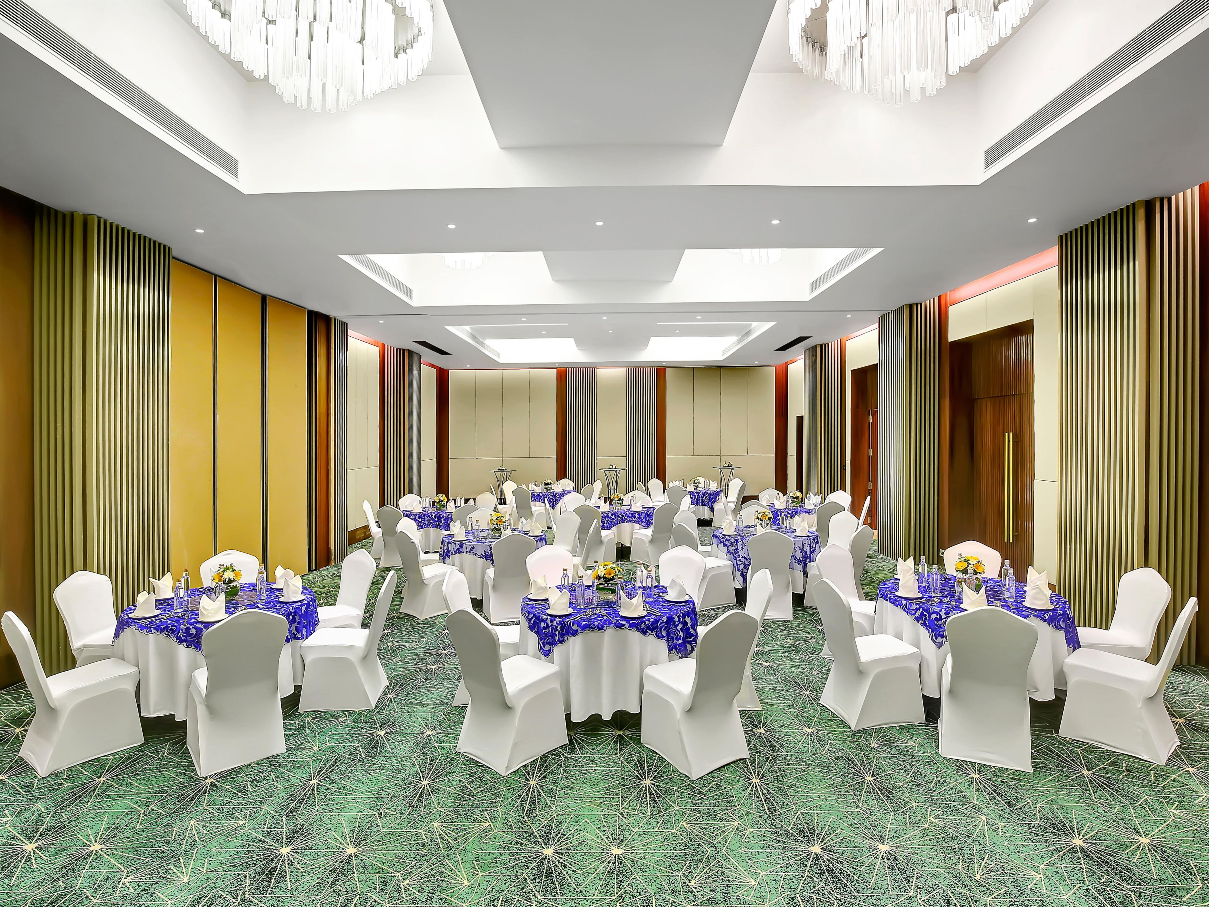 An ideal venue for social events, meetings and conferences spread across 2,000 sq. ft., the banquet space can be partitioned into two separate venues, with a clear ceiling height of 12.9 sq. ft. and 165 sq. ft. of pre function area.