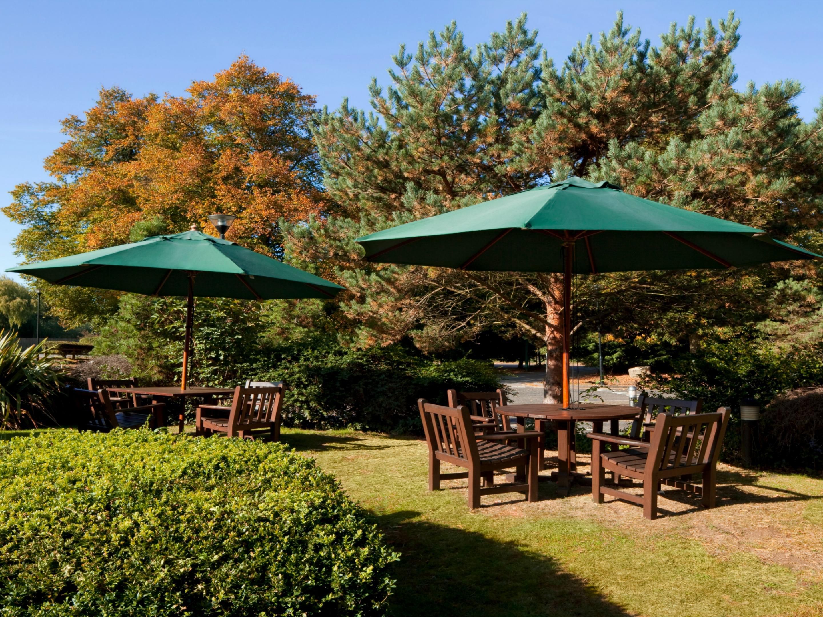 We have a range of food and drink options for you to enjoy in our contemporary surroundings. Our open lobby is a multi use space where you can relax, work or catch up with friends & colleagues, that is open throughout the day serving delicious meals & light bites. Or grab a refreshing drink and sit in the beautiful patio area on a warm summers day.