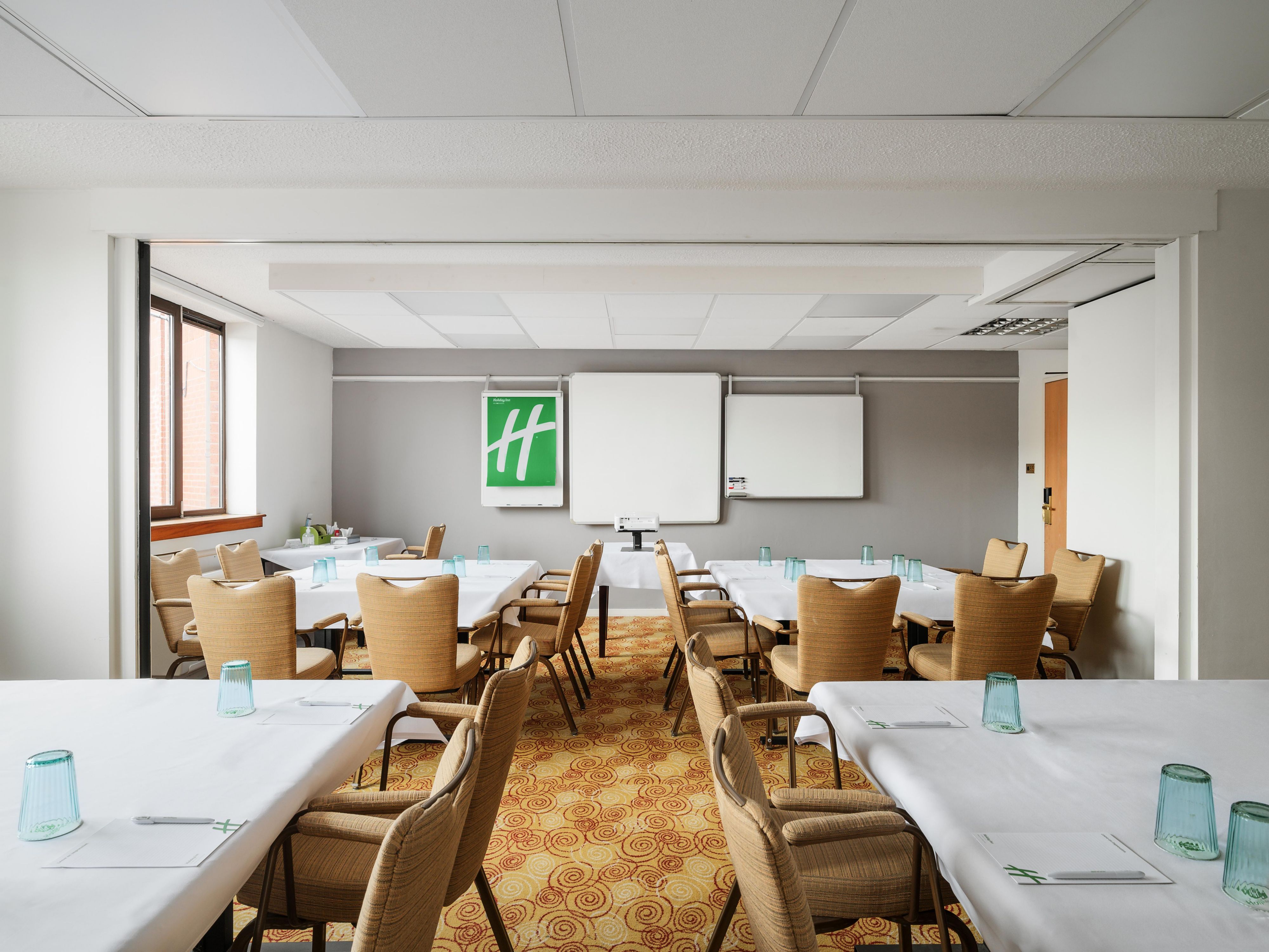 When it comes to your business trip, we've got you covered. We provide a comprehensive range of specialised services and amenities to ensure your success whilst you're on the road. Build your ideal package and our experienced staff will ensure your meeting runs smoothly.