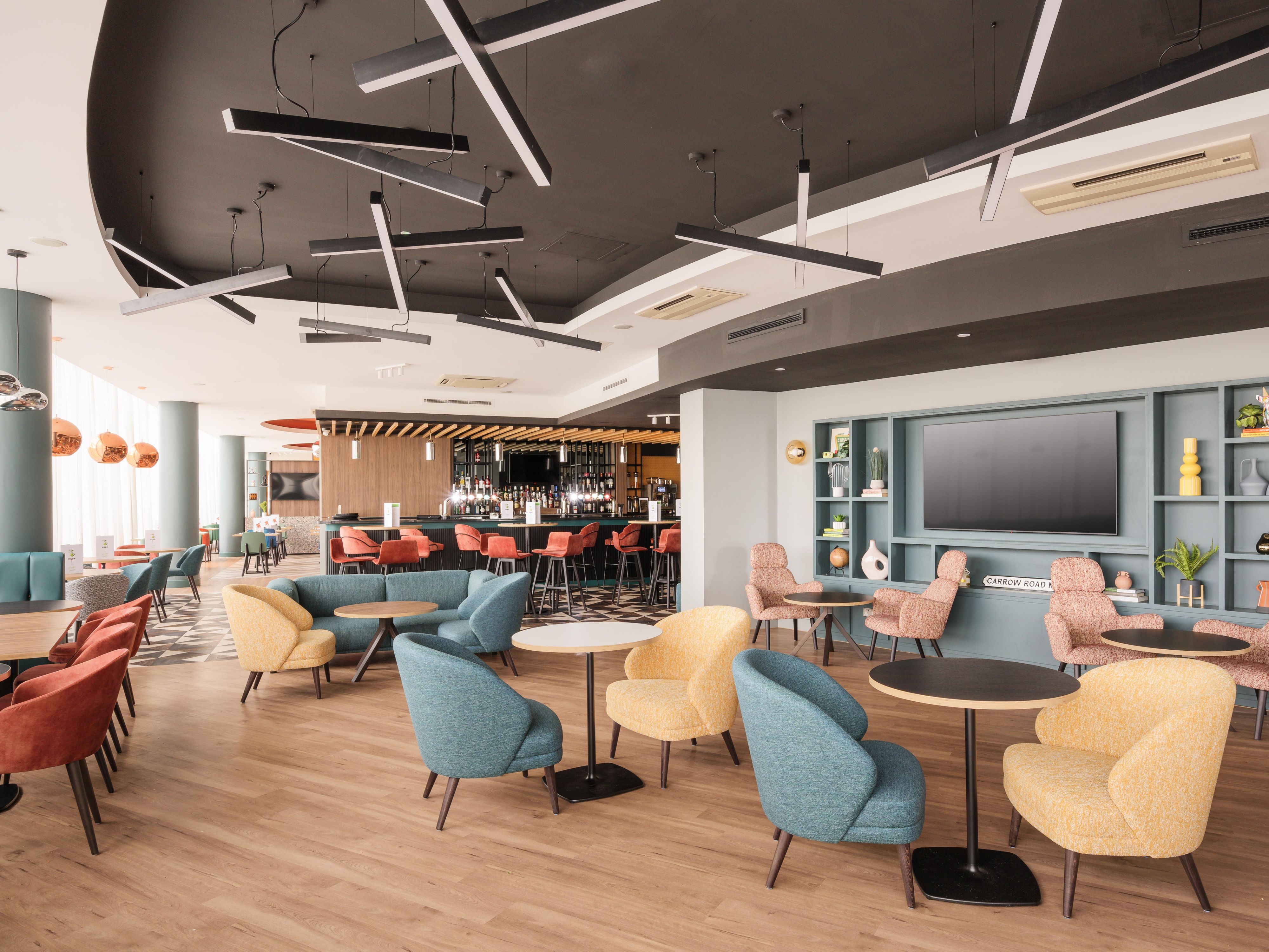 We have a range of food and drink options for you to enjoy in our contemporary surroundings. Our open lobby is a multi use space where you can relax, work or catch up with friends & colleagues, that is open throughout the day serving delicious meals & light bites. Or grab a refreshing drink from our extensive drinks menu. Non-residents welcome.