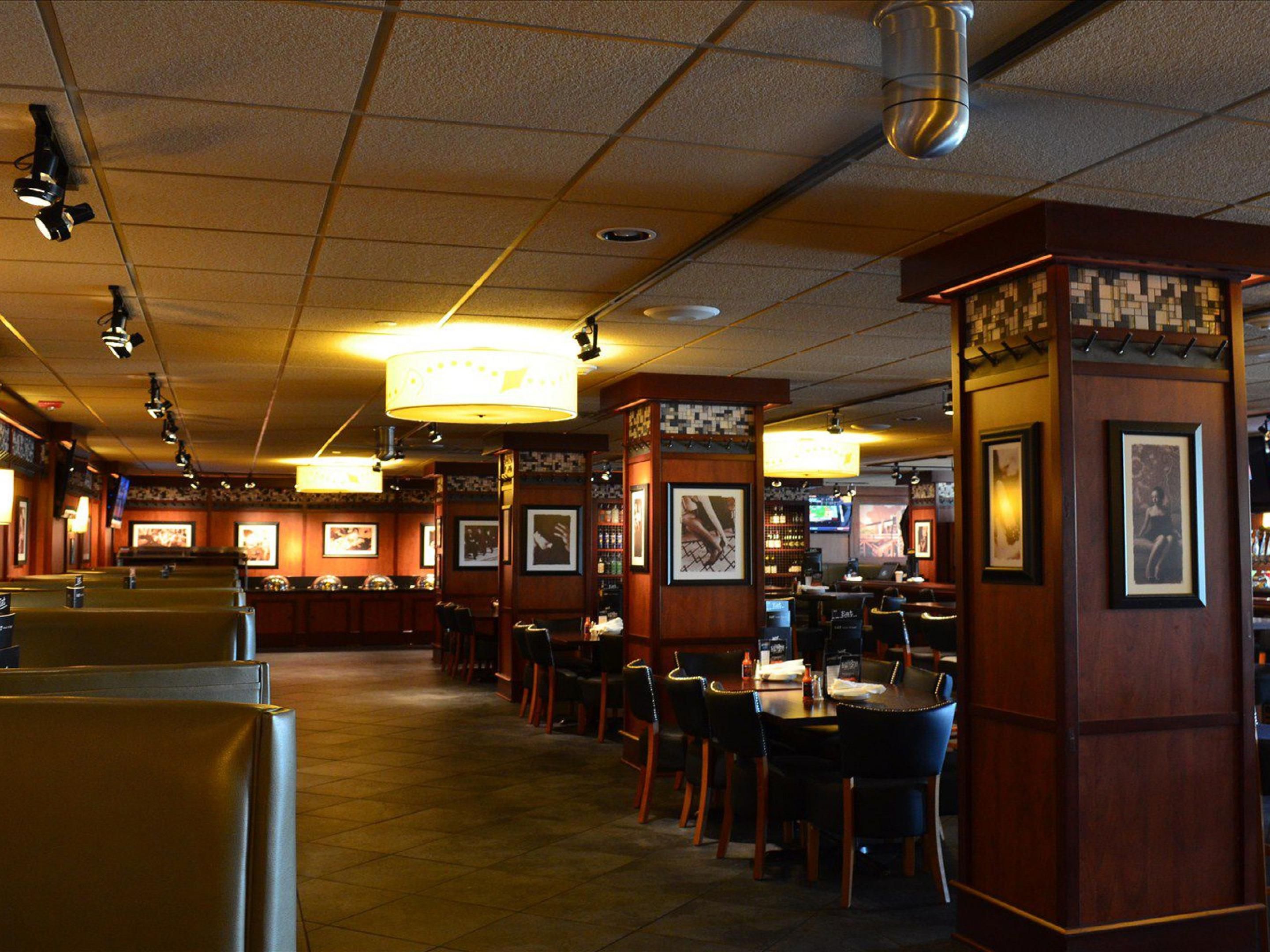 Don’t want to go out? Stay on site at the Holiday Inn Chicago Oakbrook hotel for your next meal for breakfast, lunch, or dinner, with our in-lobby restaurant, the famous Bar Louie gastropub! Enjoy delicious burgers, flatbreads and salads, while also sampling our extensive cocktail and beer menu. Kids eat for free during our breakfast-time buffets!