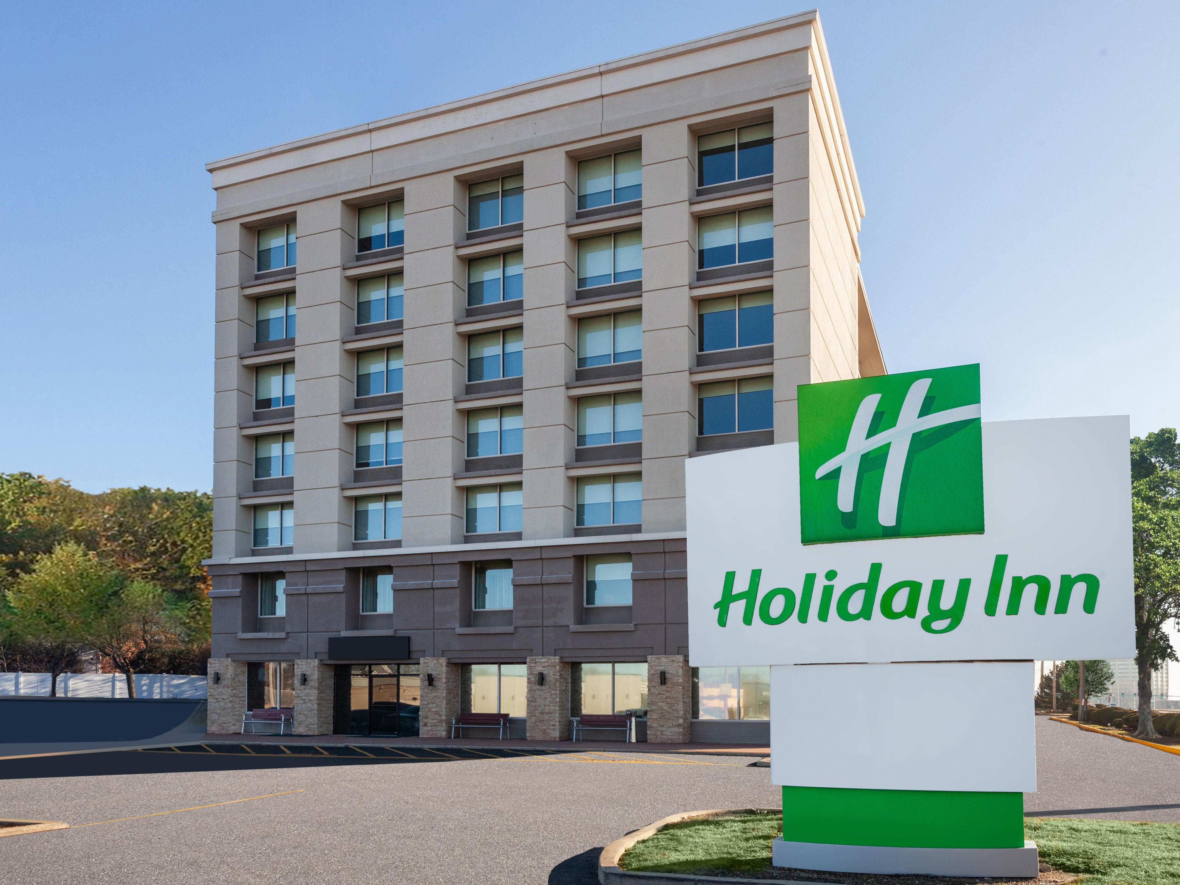 Travel-weary guests at the Holiday Inn Chicago Oakbrook hotel can rest easy knowing they have full self-service access to our on-site parking lot. Take full advantage of our 250 ground-level parking spots without having to spend an extra dime on safe, secure vehicle storage.