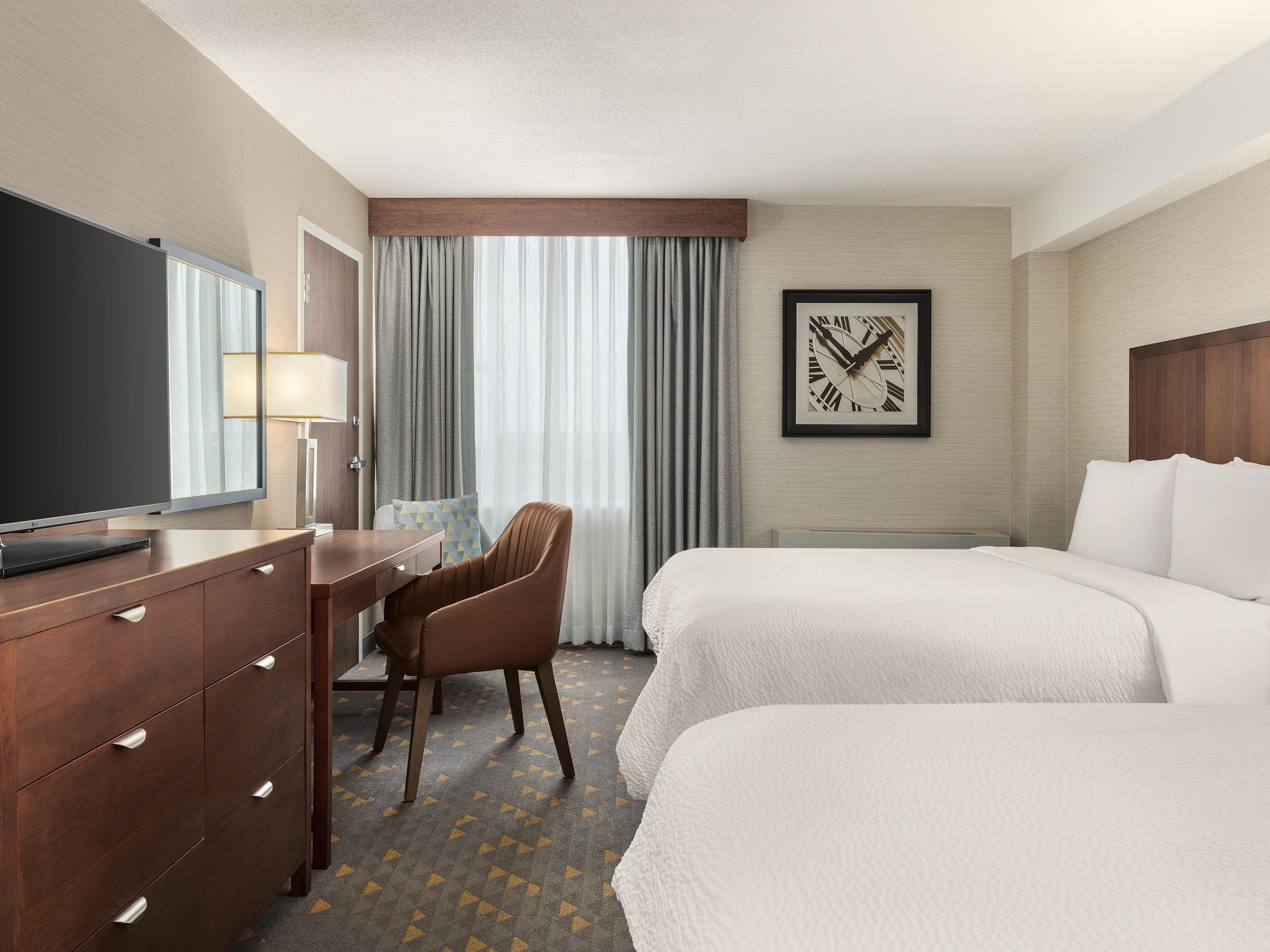 غرفة نزلاء بسرير كبير