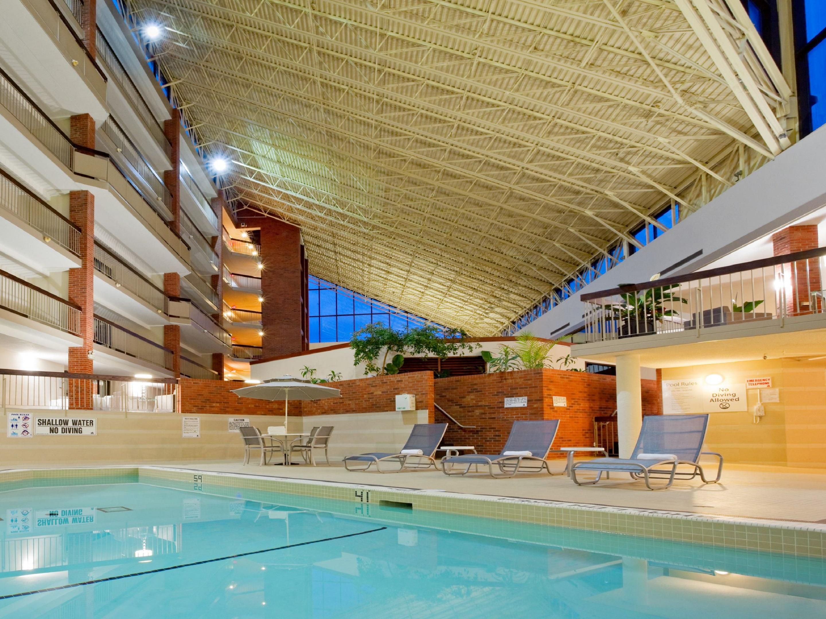 เพลิดเพลินกับสระน้ำอุ่นในร่มที่ล็อบบี้