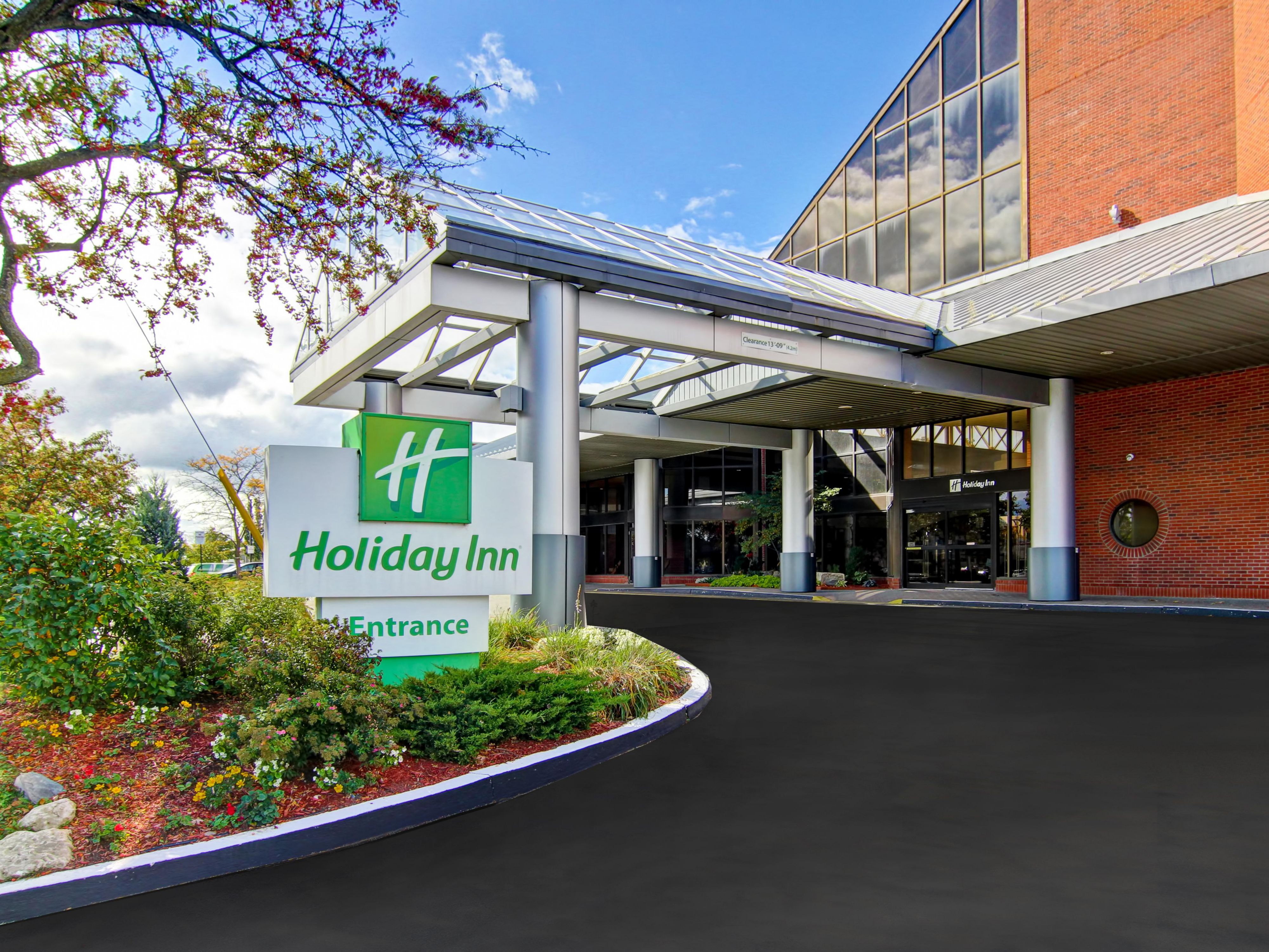 Best hotel to stay few minutes away from Toronto Pearson Airport.