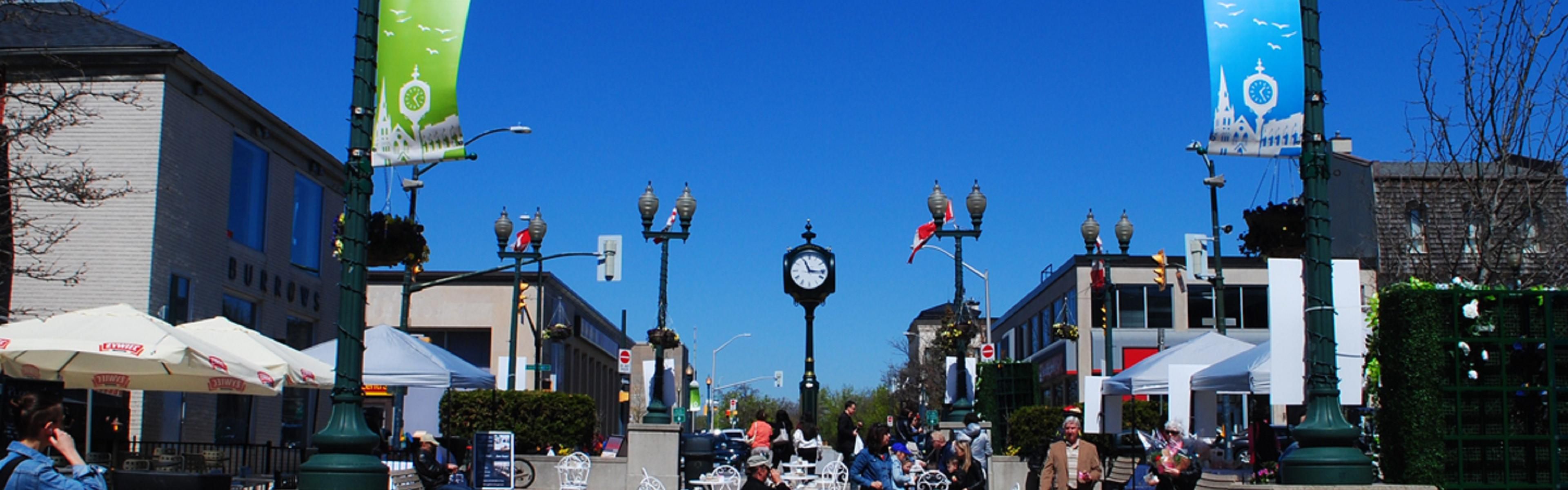 오크빌 타운 스퀘어(Oakville Town Square)에서 커피를 마시며 햇살을 만끽하세요